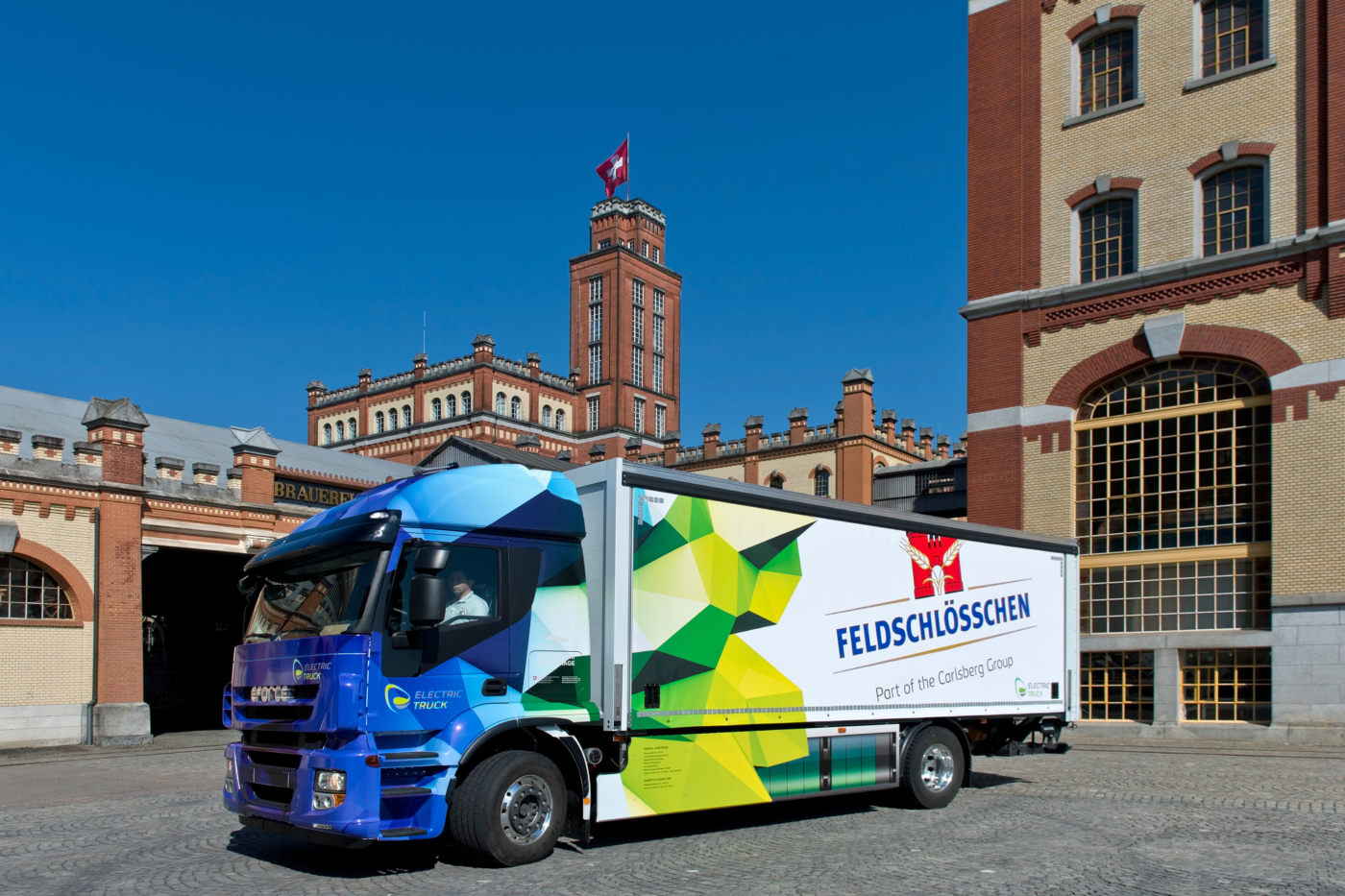 Fotos zu dieser Medienmappe, Feldschlösschen setzt innovative Lösungen im Logistikbereich um und hat den ersten 18-Tonnen-Elektro-LKW der Schweiz im Einsatz. Feldschlösschen bietet seinen Kunden mit dem 18-Tonnen Elektro-Transporter eine CO2-neutrale Auslieferung der Getränke an. © Copyright Feldschlösschen| Digitale Medienmappe «Feldschlösschen schaut in eine nachhaltige Zukunft», Feldschlösschen Getränke AG