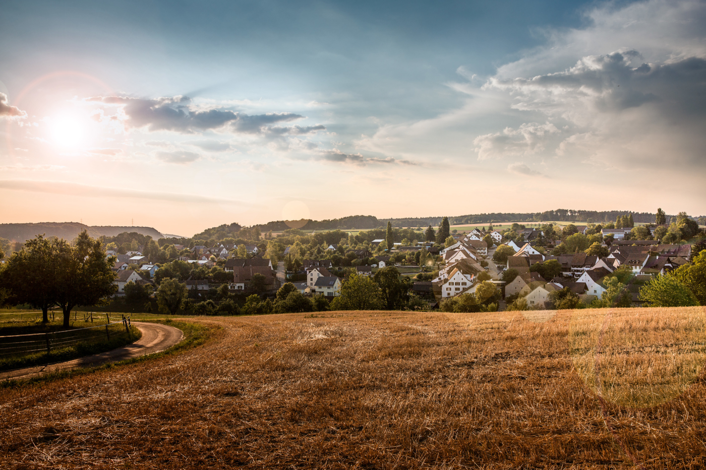 Fotos zu dieser Medienmappe, Die Einwohner des idyllischen Baselbieter Dorfes Anwil leben während einer Woche die Energie-Zukunft vor. © Copyright | Digitale Medienmappe «Das Blackout blieb aus – Bilanz zum «Experiment Anwil»», EBL (Genossenschaft Elektra Baselland)