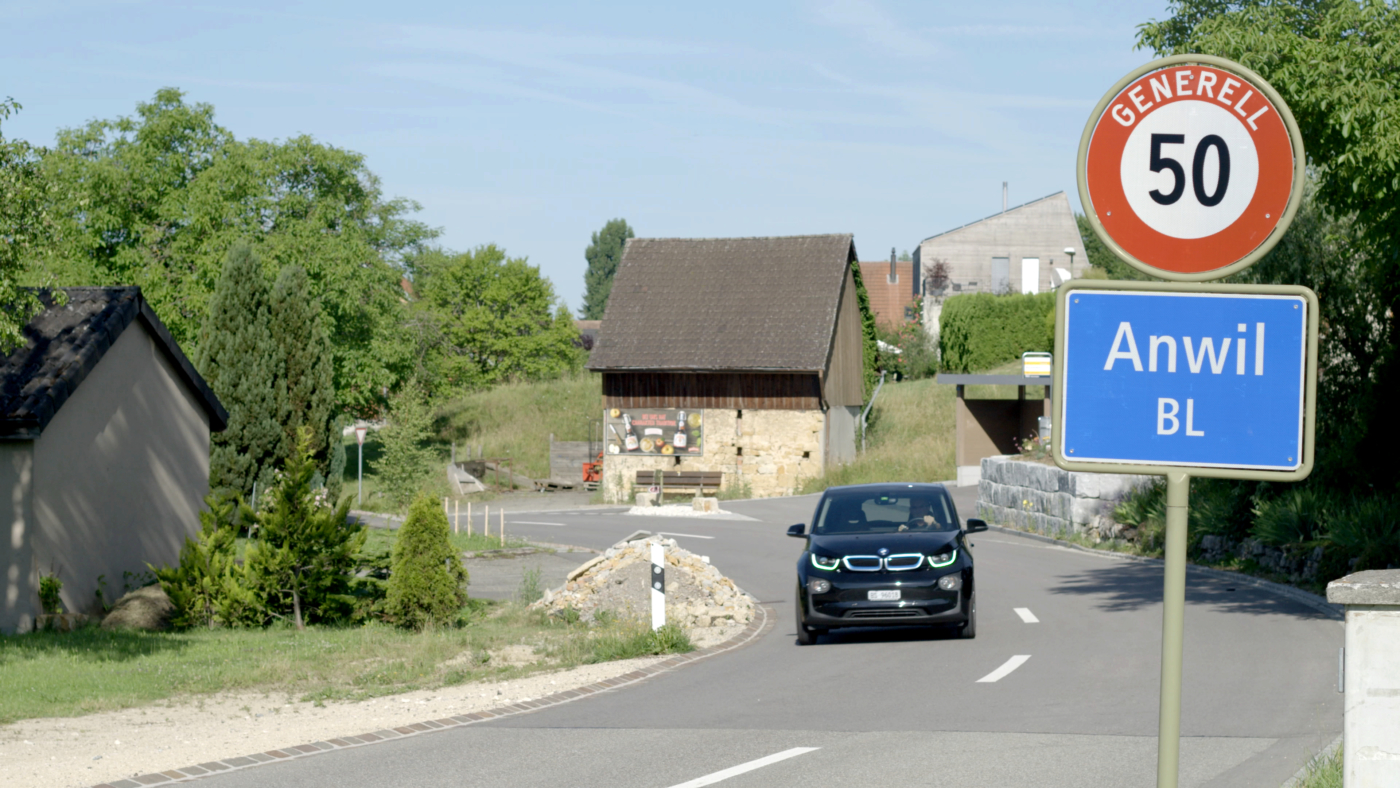 Fotos zu dieser Medienmappe, Während dem Experiment Anwil fahren über die Hälfte der Haushalte eine Woche 100 % elektrisch. © Copyright | Digitale Medienmappe «Das Blackout blieb aus – Bilanz zum «Experiment Anwil»», EBL (Genossenschaft Elektra Baselland)