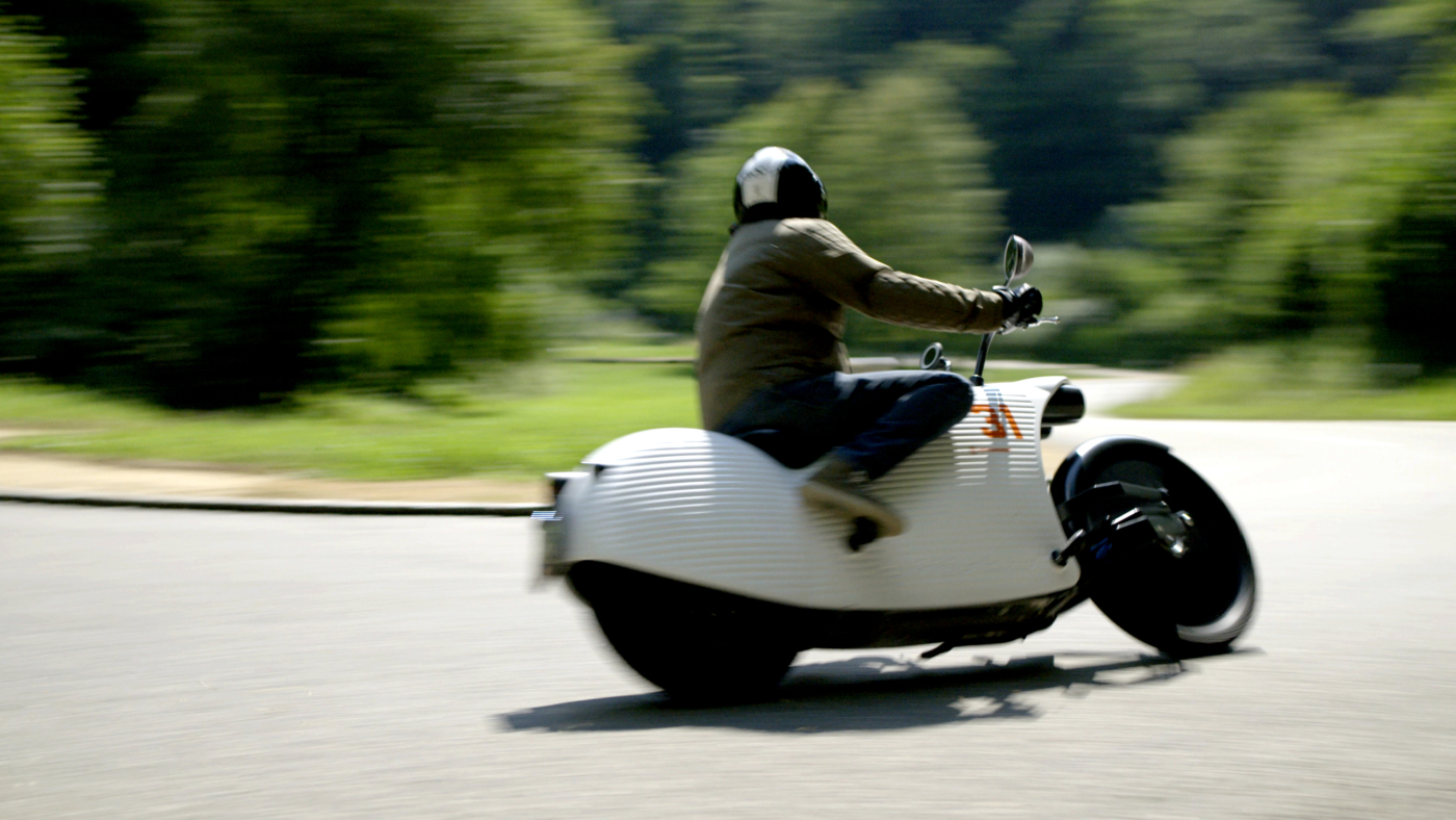 Fotos zu dieser Medienmappe, Elektrofahrzeuge aller Art sind während dem Experiment in Anwil vertreten. Hersteller wie Johammer – aber auch viele Privatpersonen – stellen ihre E-Fahrzeuge für eine Woche zur Verfügung. © Copyright | Digitale Medienmappe «Das Blackout blieb aus – Bilanz zum «Experiment Anwil»», EBL (Genossenschaft Elektra Baselland)