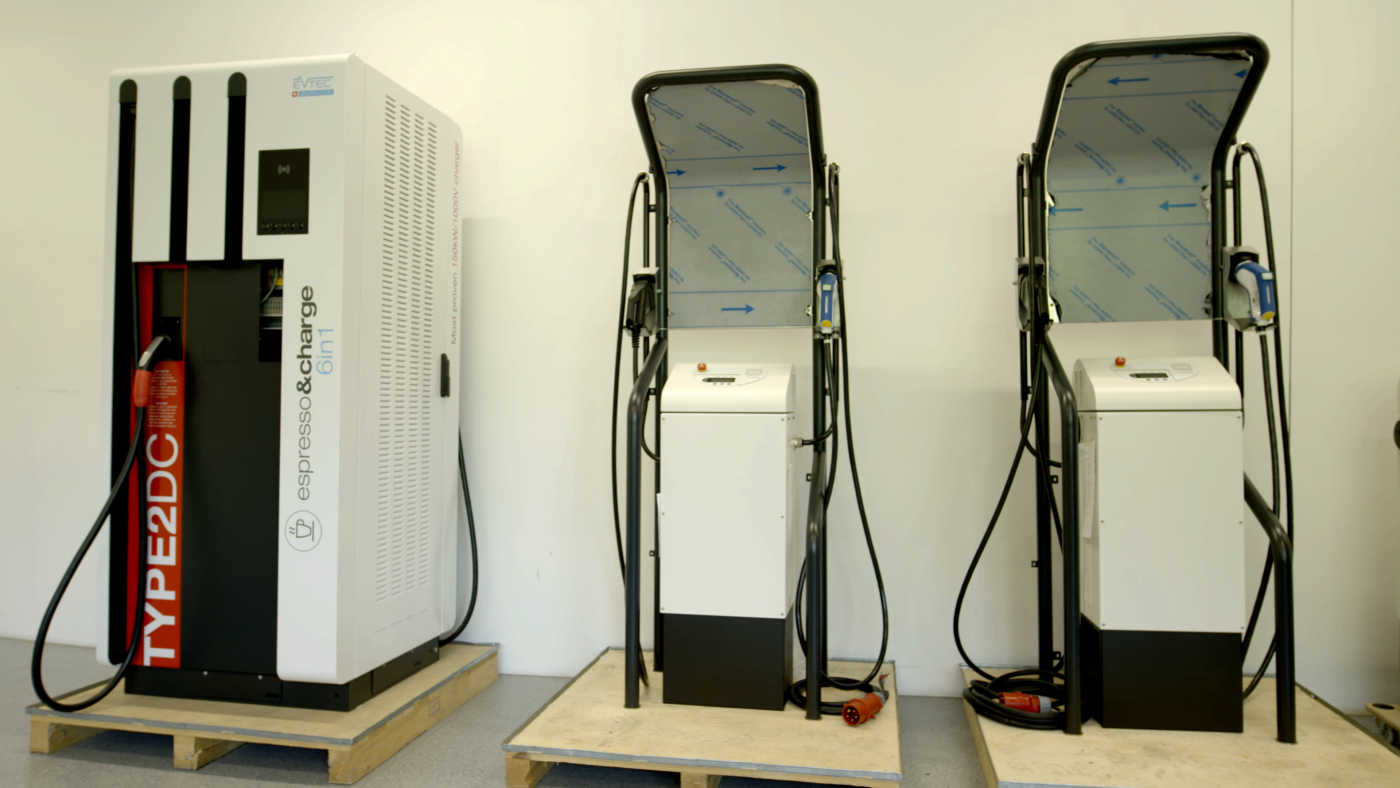 Fotos zu dieser Medienmappe, 
Ladestationen der neusten Generation sind für das Experiment in Anwil installiert worden. Der moderne 6in1 Schnelllader (links im Bild) des Herstellers EVTEC vermag 6 Fahrzeuge gleichzeitig zu laden und ist auch für Fahrzeuge der Marke Tesla nutzbar. © Copyright | Digitale Medienmappe «Das Blackout blieb aus – Bilanz zum «Experiment Anwil»», EBL (Genossenschaft Elektra Baselland)