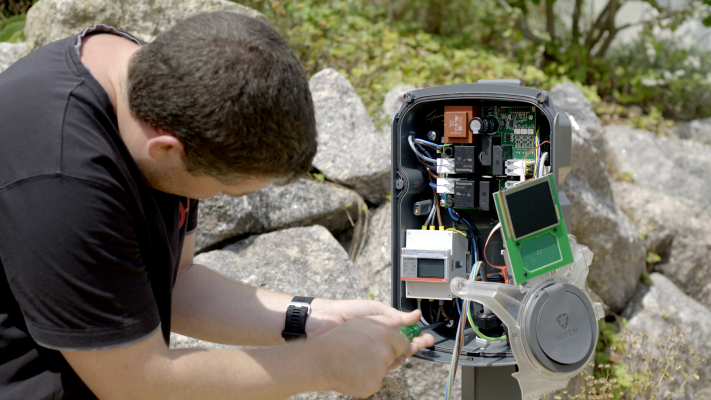 Fotos zu dieser Medienmappe, Eine Wallbox-Ladestation, die vorwiegend für den privaten Gebrauch genutzt wird, wird in Anwil von einem Fachmann installiert. © Copyright | Digitale Medienmappe «Das Blackout blieb aus – Bilanz zum «Experiment Anwil»», EBL (Genossenschaft Elektra Baselland)