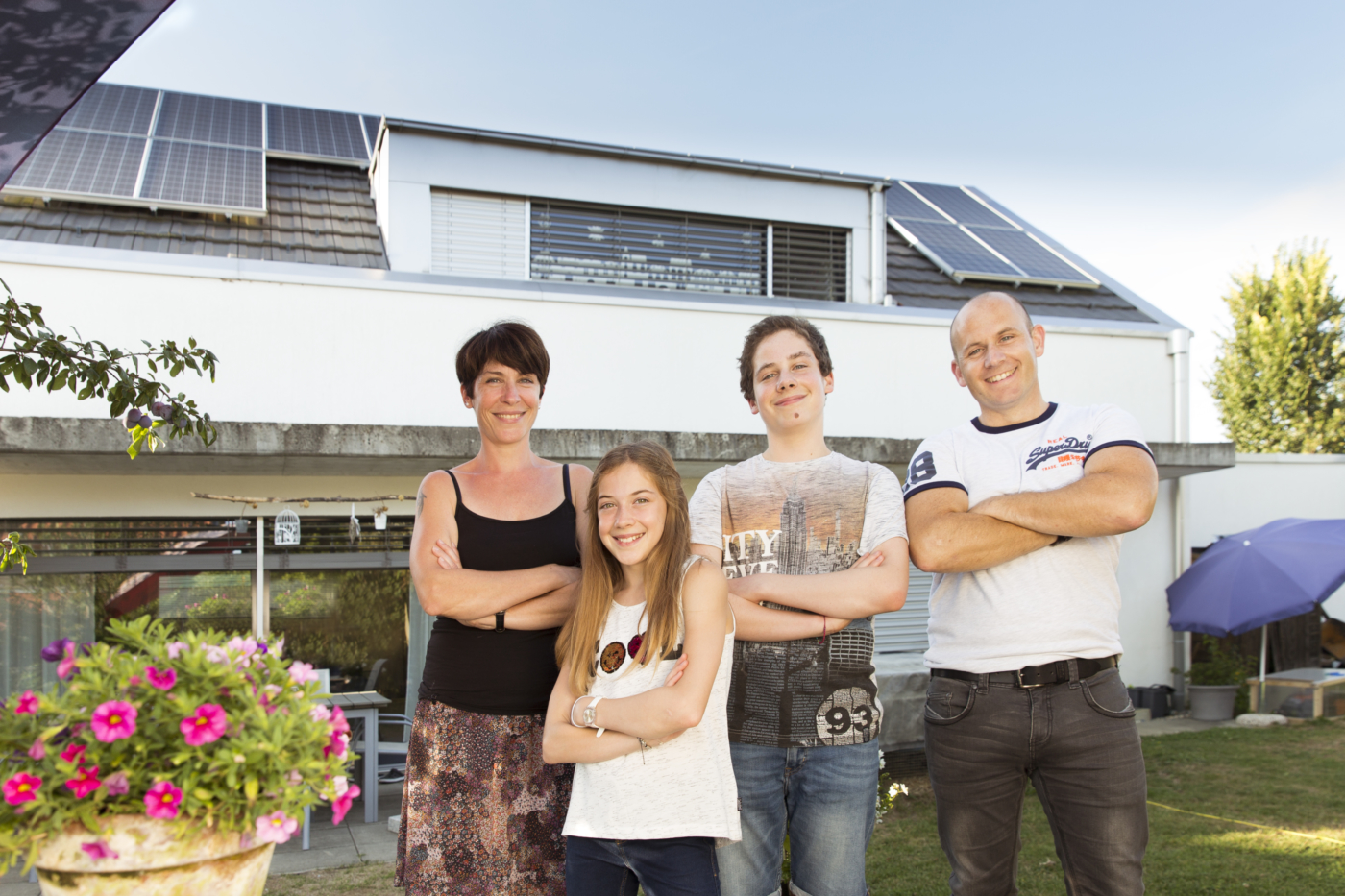 Fotos zu dieser Medienmappe, Familie Santoro aus Anwil nimmt am Energieeffizienz-Wettbewerb teil. Ihr Haus mit Photovoltaik-Anlage wurde mit einem Stromspeicher, dem intelligenten Stromzähler «smartme» und einer Ladestation ausgerüstet. Die Familie ist eine Woche mit einem Elektrofahrzeug unterwegs. © Copyright | Digitale Medienmappe «Das Blackout blieb aus – Bilanz zum «Experiment Anwil»», EBL (Genossenschaft Elektra Baselland)
