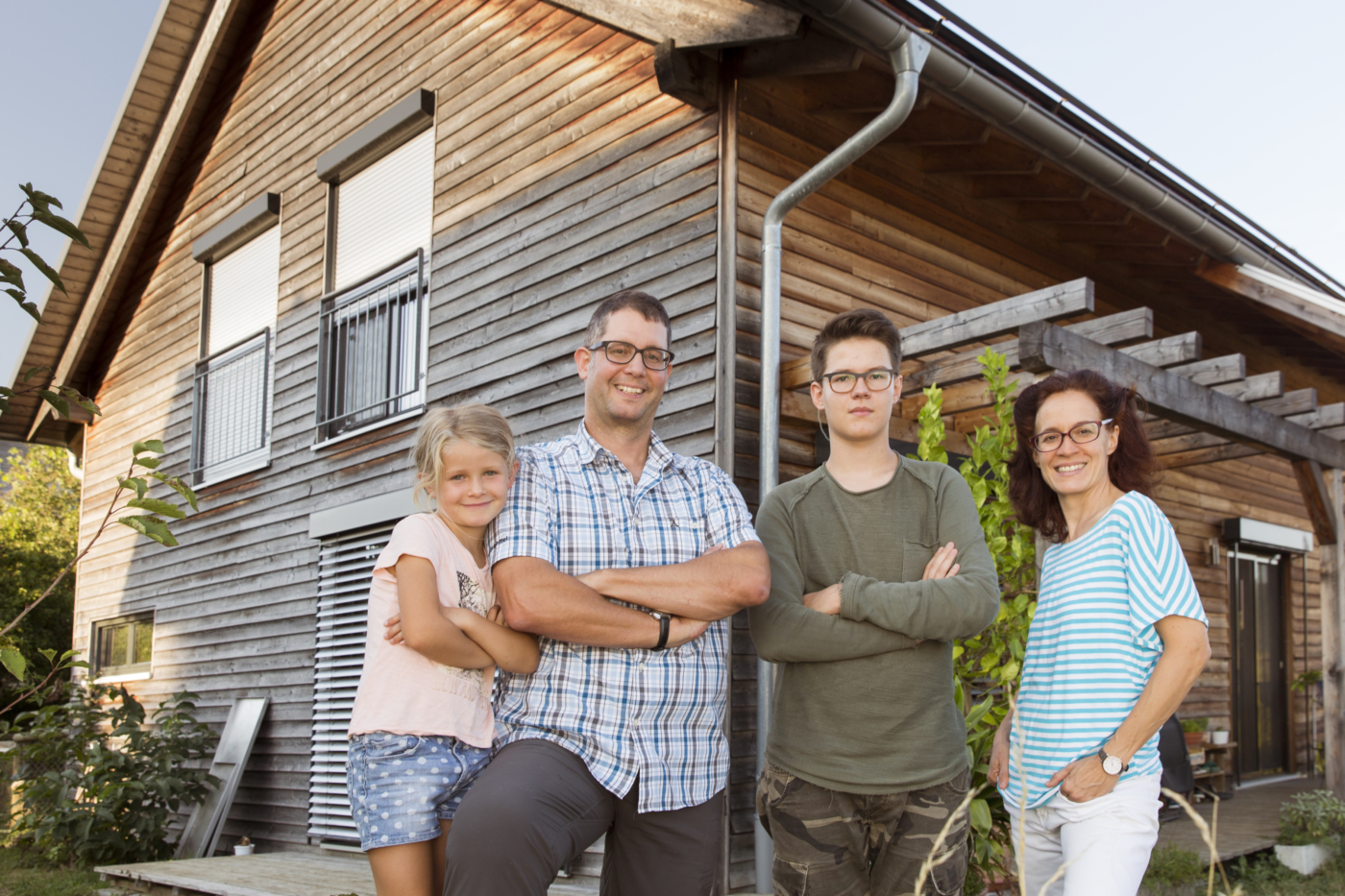 Fotos zu dieser Medienmappe, Als Gegner tritt Familie Baumgartner aus Anwil zum Energieeffizienz-Wettbewerb an. Ihr Haus mit Photovoltaik-Anlage wurde mit einem Stromspeicher, dem intelligenten Stromzähler «smartme» und einer Ladestation ausgerüstet. Die Familie ist eine Woche mit einem Elektrofahrzeug unterwegs. © Copyright | Digitale Medienmappe «Das Blackout blieb aus – Bilanz zum «Experiment Anwil»», EBL (Genossenschaft Elektra Baselland)