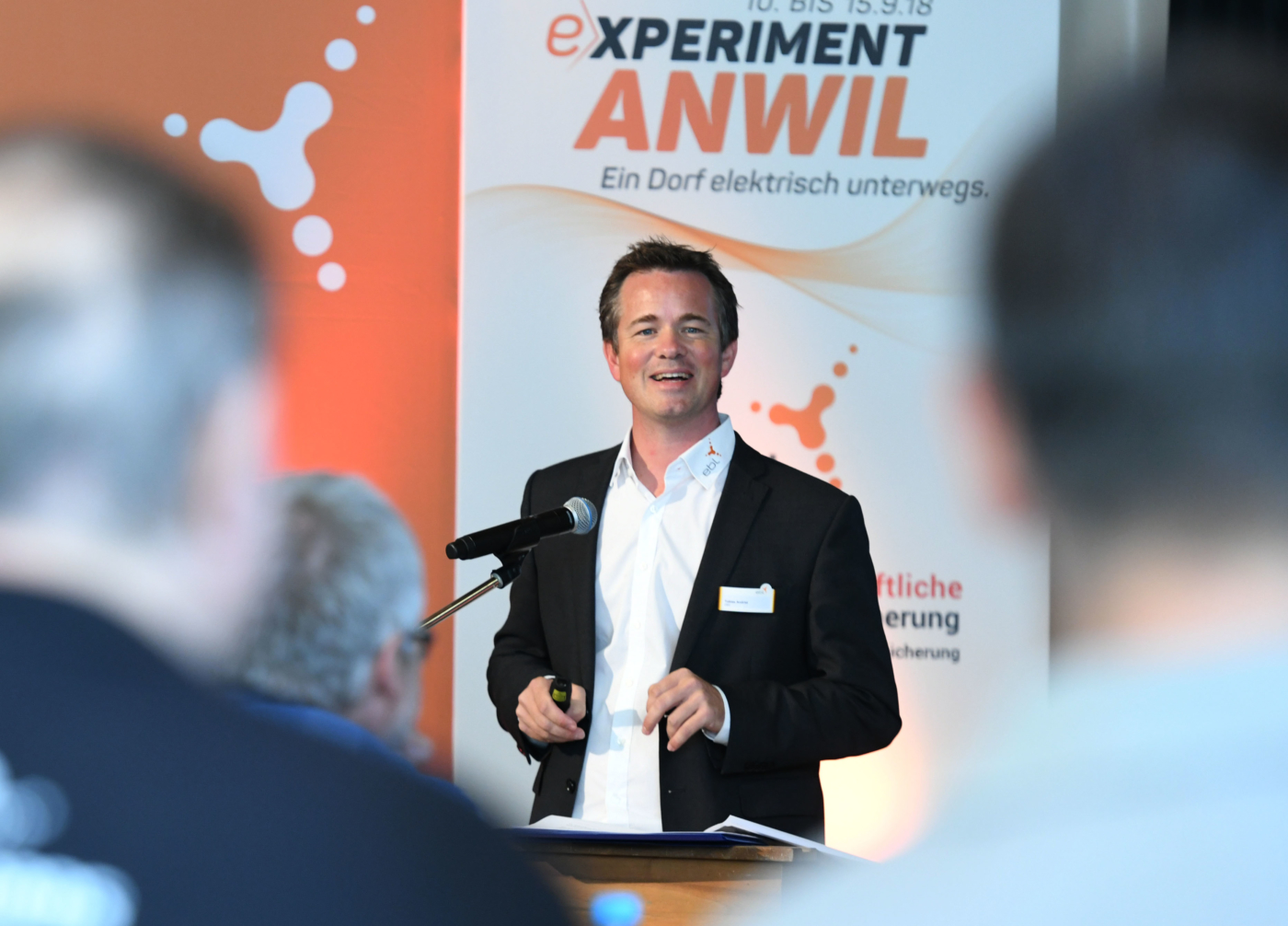 Fotos zu dieser Medienmappe, Tobias Andrist, CEO der EBL, begrüsst die Medien und stellt das Experiment Anwil vor. © Copyright | Digitale Medienmappe «Das Blackout blieb aus – Bilanz zum «Experiment Anwil»», EBL (Genossenschaft Elektra Baselland)