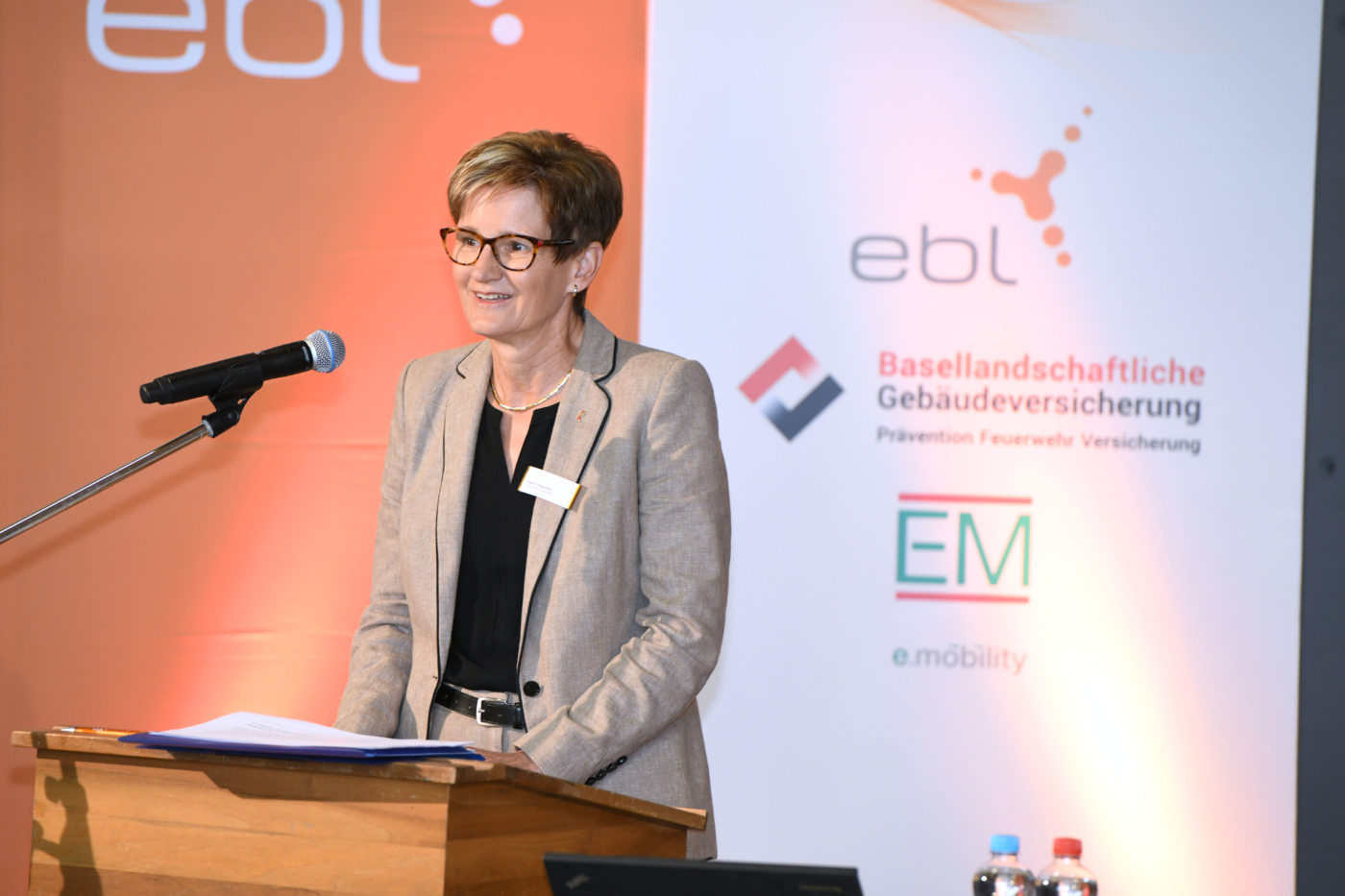 Fotos zu dieser Medienmappe, Regierungsrätin Sabine Pegoraro richtet im Namen des Kantons Basel-Landschaft ein Grusswort an die Medien. © Copyright | Digitale Medienmappe «Das Blackout blieb aus – Bilanz zum «Experiment Anwil»», EBL (Genossenschaft Elektra Baselland)