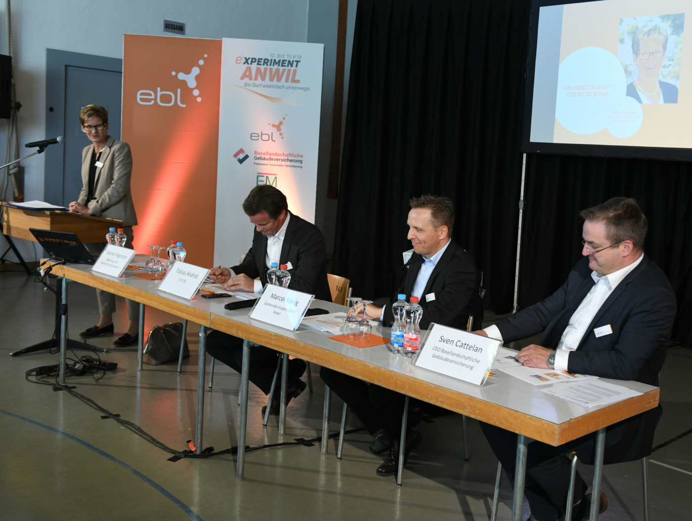 Fotos zu dieser Medienmappe, Die Teilehmer der Medienkonferenz zum Experiment Anwil. © Copyright | Digitale Medienmappe «Das Blackout blieb aus – Bilanz zum «Experiment Anwil»», EBL (Genossenschaft Elektra Baselland)