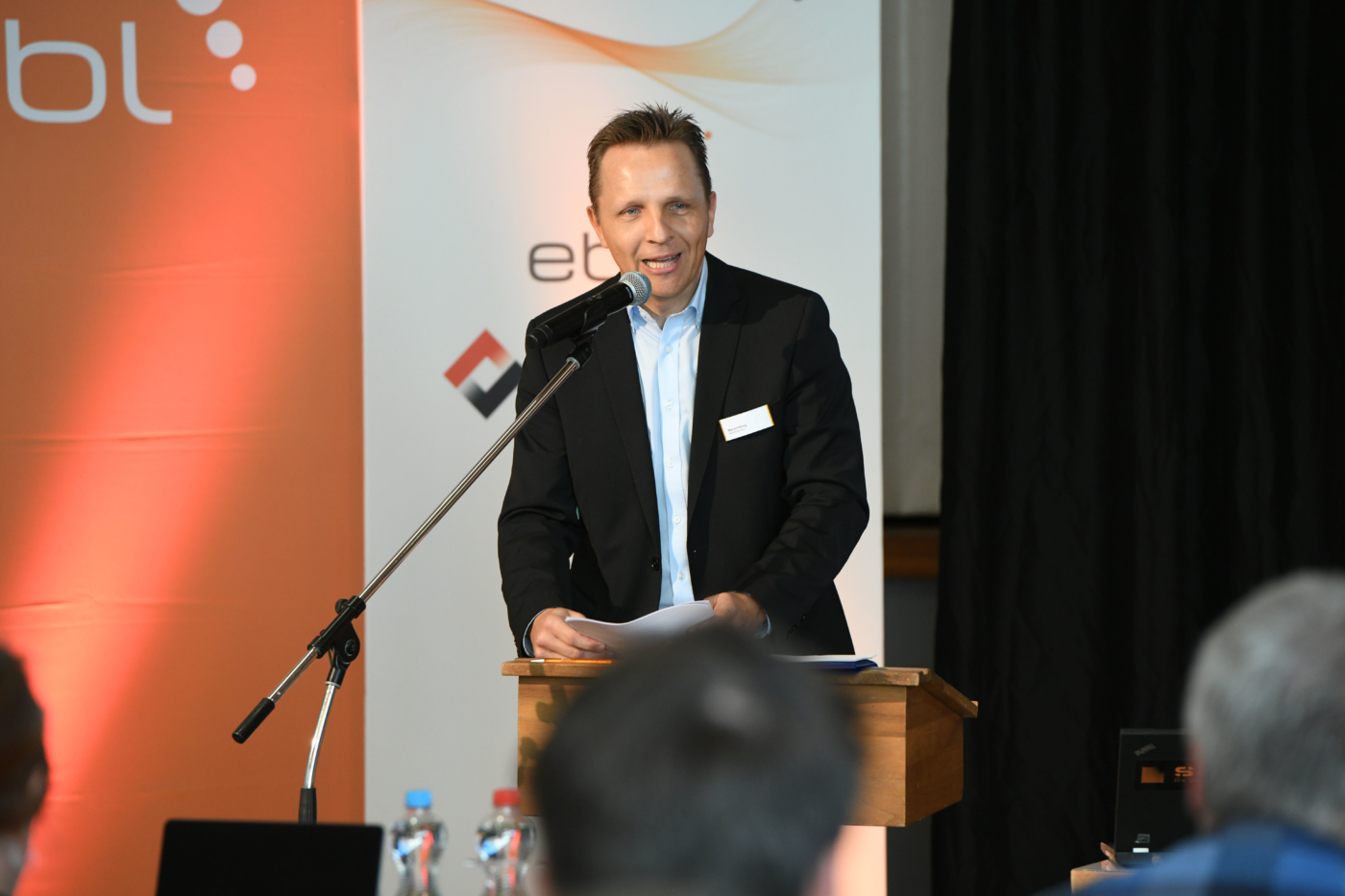 Fotos zu dieser Medienmappe, Marcel König, Gemeinde-Vizepräsident, erklärt, wie diese Woche in Anwil die Energie-Zukunft gelebt wird. © Copyright | Digitale Medienmappe «Das Blackout blieb aus – Bilanz zum «Experiment Anwil»», EBL (Genossenschaft Elektra Baselland)