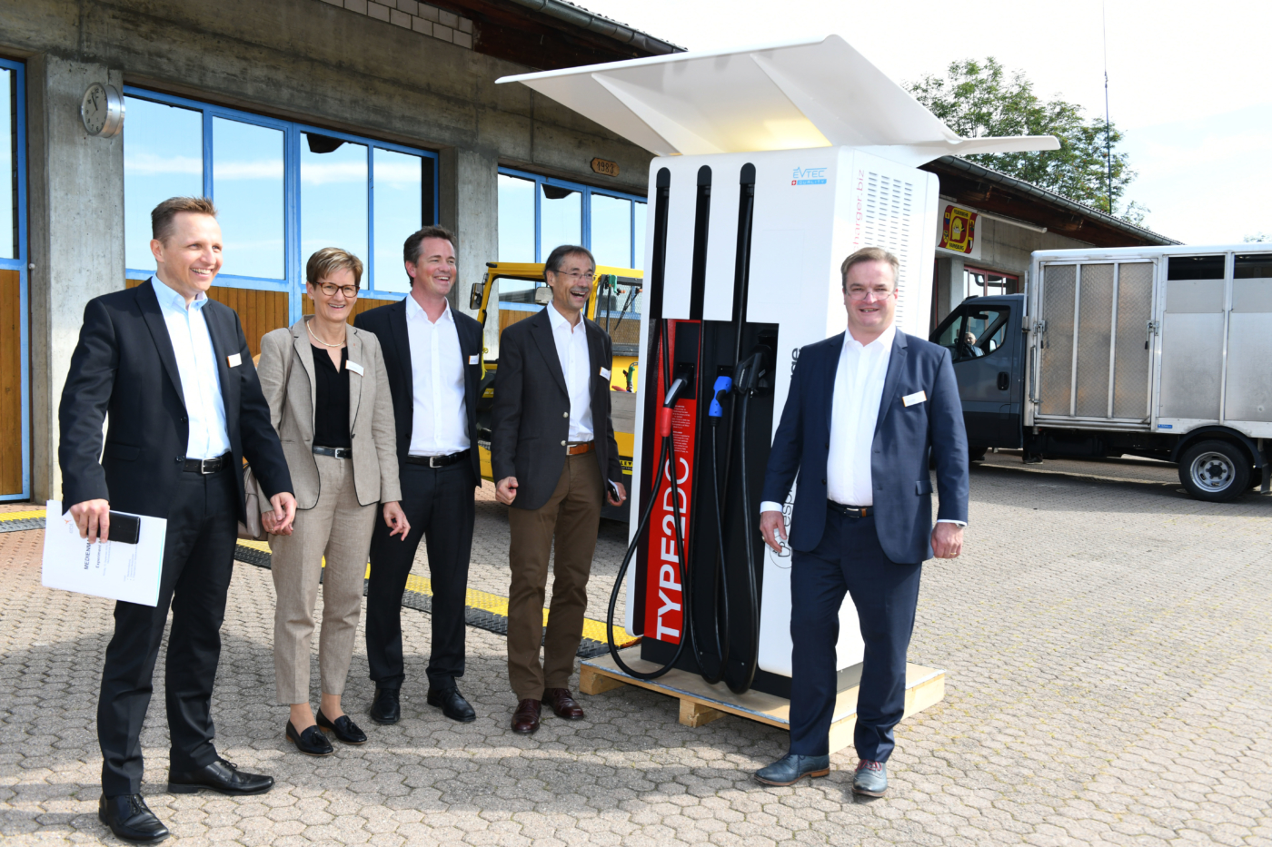 Fotos zu dieser Medienmappe, Die modernste Schnellladestation von EVTEC, mit den Referenten der Medienkonferenz. © Copyright | Digitale Medienmappe «Das Blackout blieb aus – Bilanz zum «Experiment Anwil»», EBL (Genossenschaft Elektra Baselland)