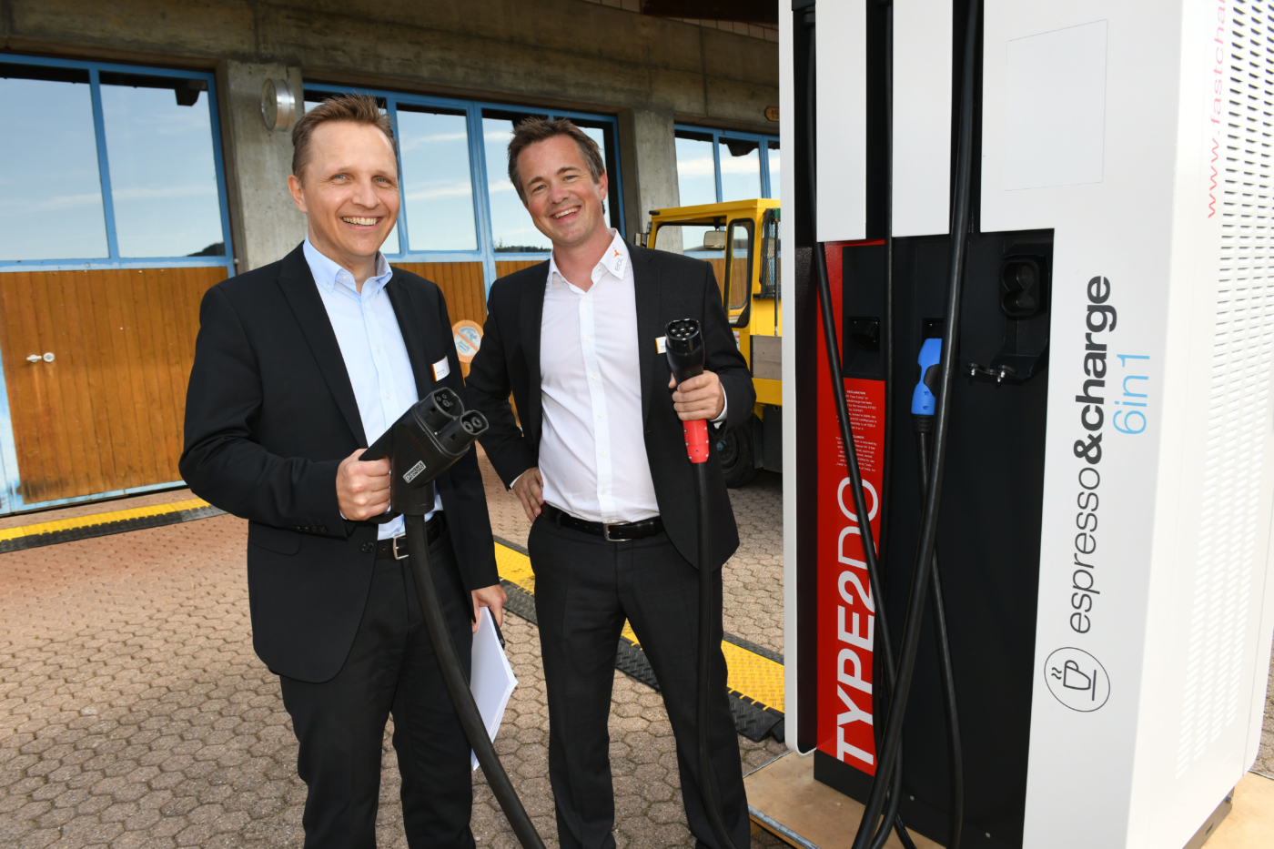 Fotos zu dieser Medienmappe, Die Hauptakteure des Experiments: Marcel König, Gemeinde-Vizepräsident von Anwil und Tobias Andrist, CEO der EBL. © Copyright | Digitale Medienmappe «Das Blackout blieb aus – Bilanz zum «Experiment Anwil»», EBL (Genossenschaft Elektra Baselland)