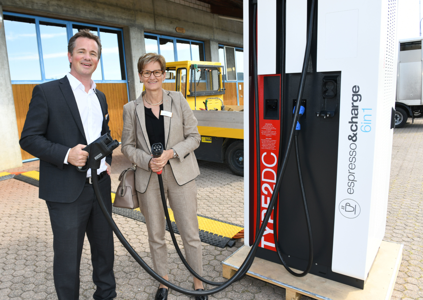 Fotos zu dieser Medienmappe, Tobias Andrist, CEO der EBL und Regierungsrätin Sabine Pegoraro – beide überzeugte E-Fahrer – vor der 6in1 Schnellladestation. © Copyright | Digitale Medienmappe «Das Blackout blieb aus – Bilanz zum «Experiment Anwil»», EBL (Genossenschaft Elektra Baselland)