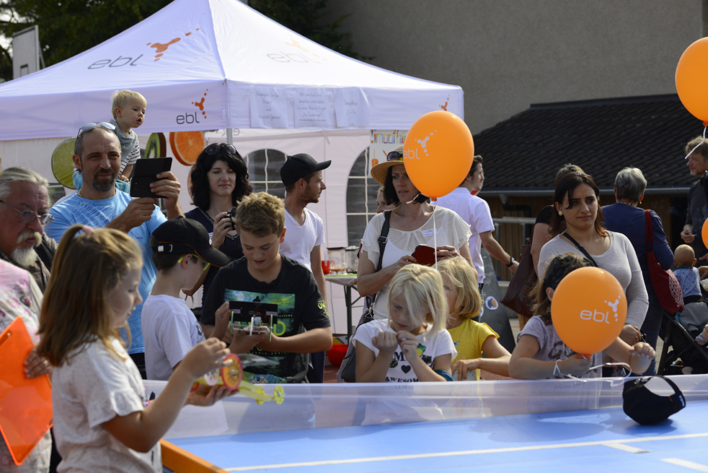 Fotos zu dieser Medienmappe, Die selbst gebastelten Solar-Modellautos der Schüler massen sich in einem Rennen. © Copyright | Digitale Medienmappe «Das Blackout blieb aus – Bilanz zum «Experiment Anwil»», EBL (Genossenschaft Elektra Baselland)