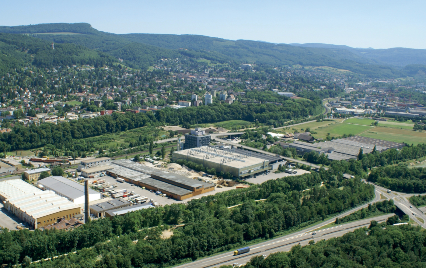 Photos pour ce dossier presse, La photo (2015) montre le site d’uptownBasel avant le début des premiers travaux de construction. En 2016, la société uptownBasel AG, dirigée par le Dr. Thomas Staehelin, a acheté le terrain et a chargé le promoteur Hans-Jörg Fankhauser de son aménagement général.  © Copyright Fankhauser Arealentwicklungen Gesamtplanungen| Digitale Medienmappe «Première pierre de l’uptownBasel: un «saut quantique» pour l’industrie», uptownBasel