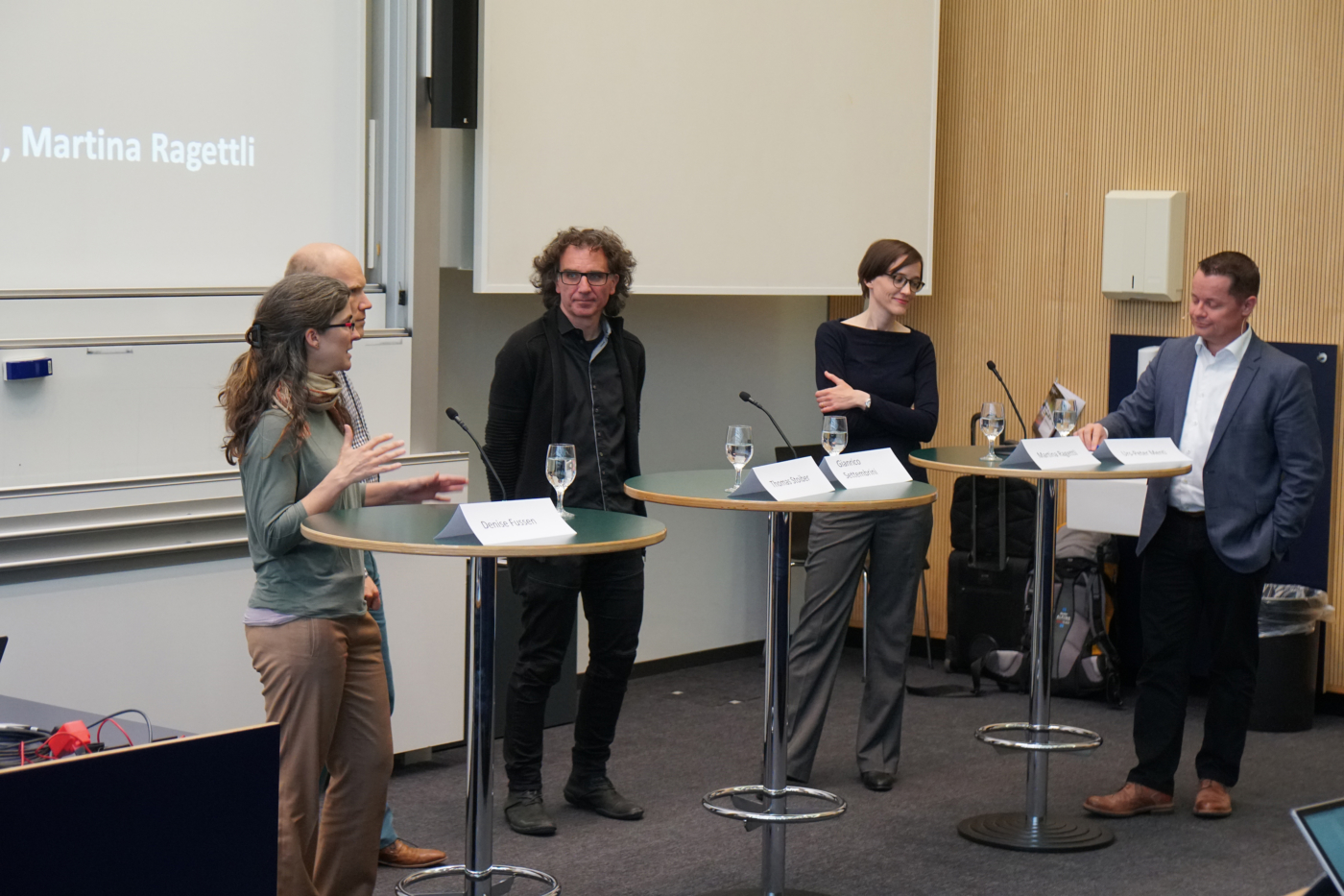 Fotos zu dieser Medienmappe, Die Erkenntnisse und Prognosen zur Erwärmung der Schweiz wurden auf dem Podium diskutiert. © Copyright IEU Kommunikation AG| Digitale Medienmappe «Die Schweiz im Klima-Schwitzkasten – Wie bauen und betreiben wir unsere Gebäude in Zukunft?», DIE PLANER