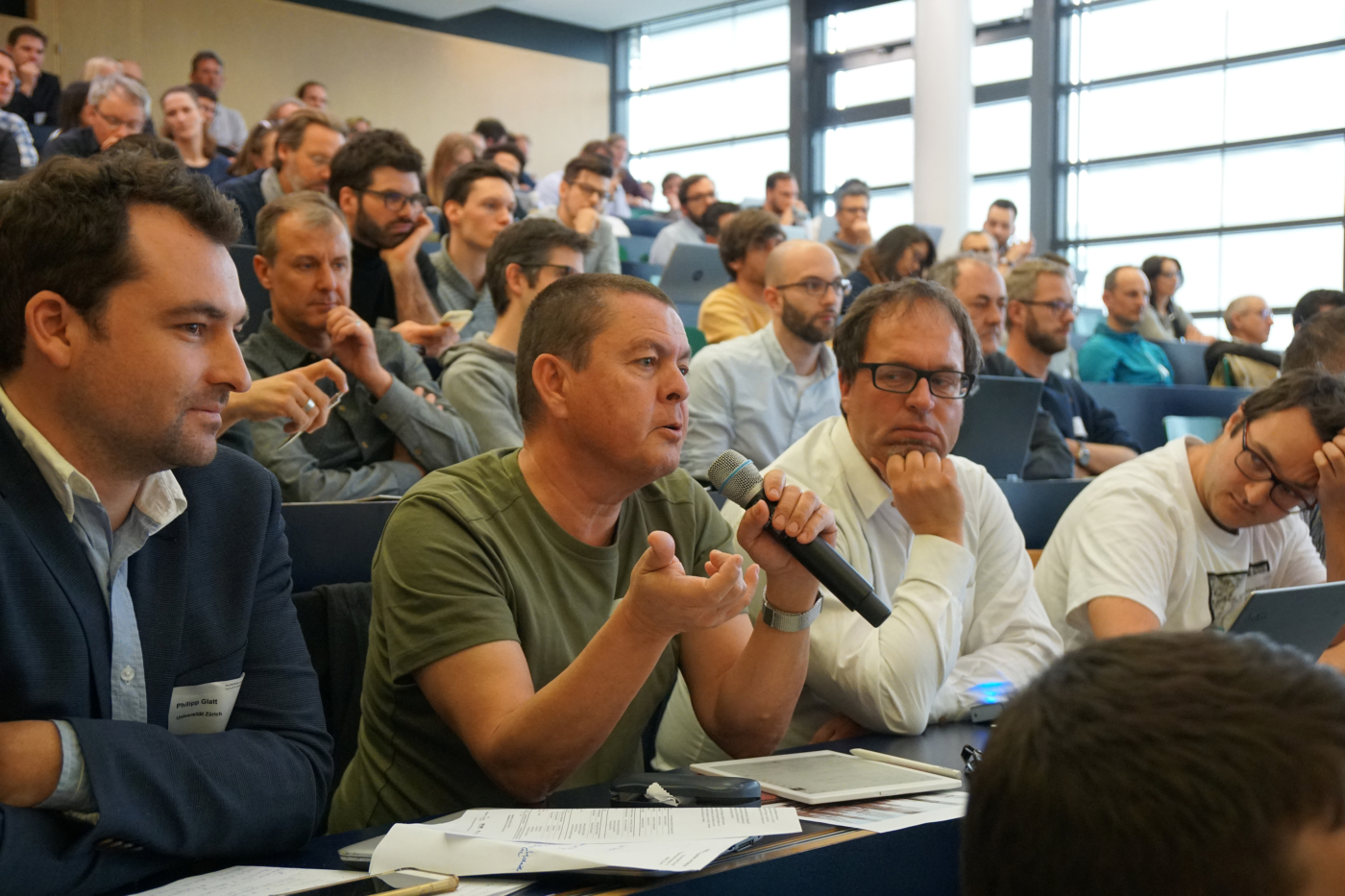 Fotos zu dieser Medienmappe, Das Publikum prägte die Diskussion aktiv mit.  © Copyright IEU Kommunikation AG| Digitale Medienmappe «Die Schweiz im Klima-Schwitzkasten – Wie bauen und betreiben wir unsere Gebäude in Zukunft?», DIE PLANER