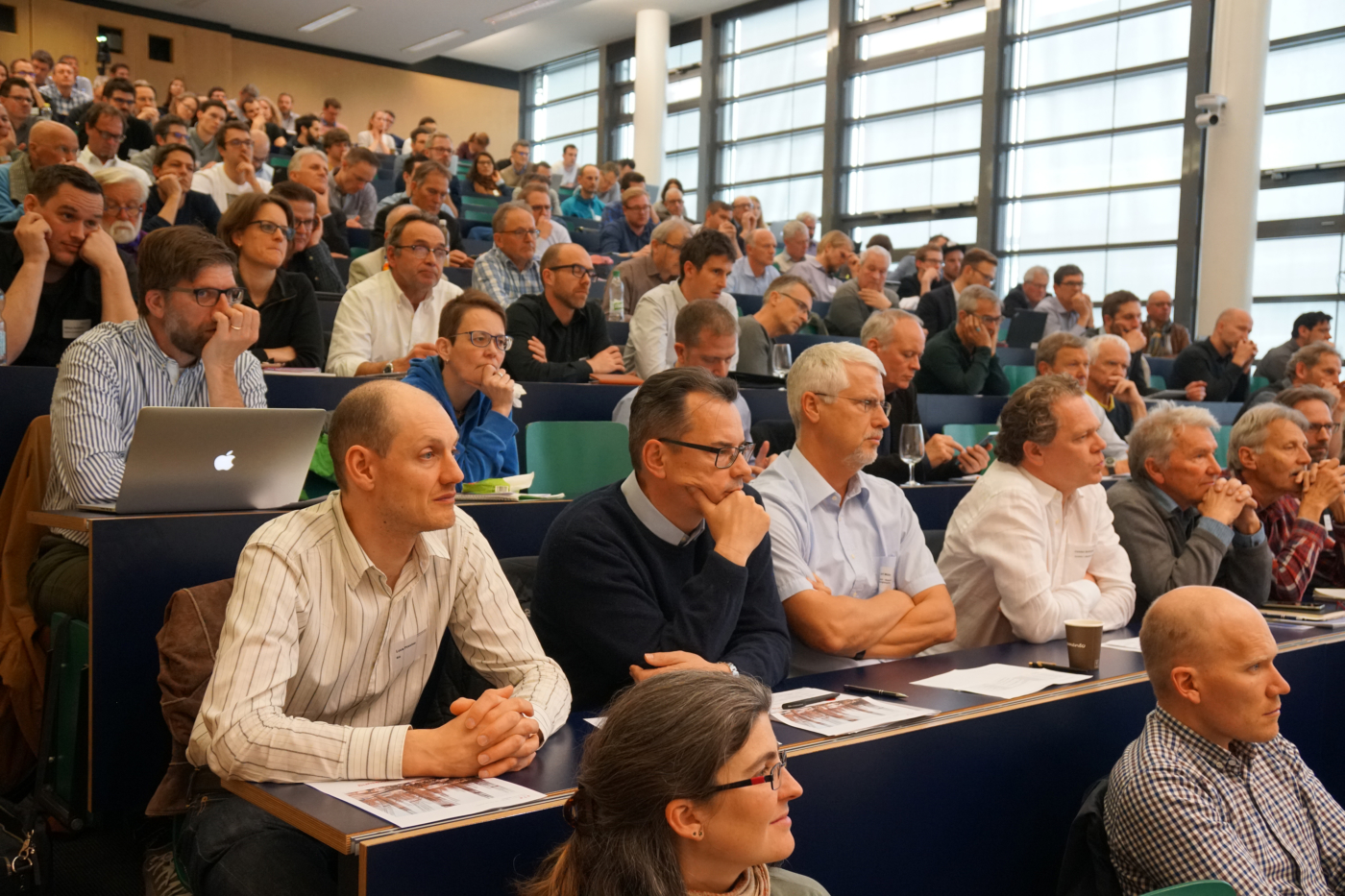 Fotos zu dieser Medienmappe, Das top-aktuelle Thema lockte ein breites Publikum nach Luzern. © Copyright IEU Kommunikation AG| Digitale Medienmappe «Die Schweiz im Klima-Schwitzkasten – Wie bauen und betreiben wir unsere Gebäude in Zukunft?», DIE PLANER