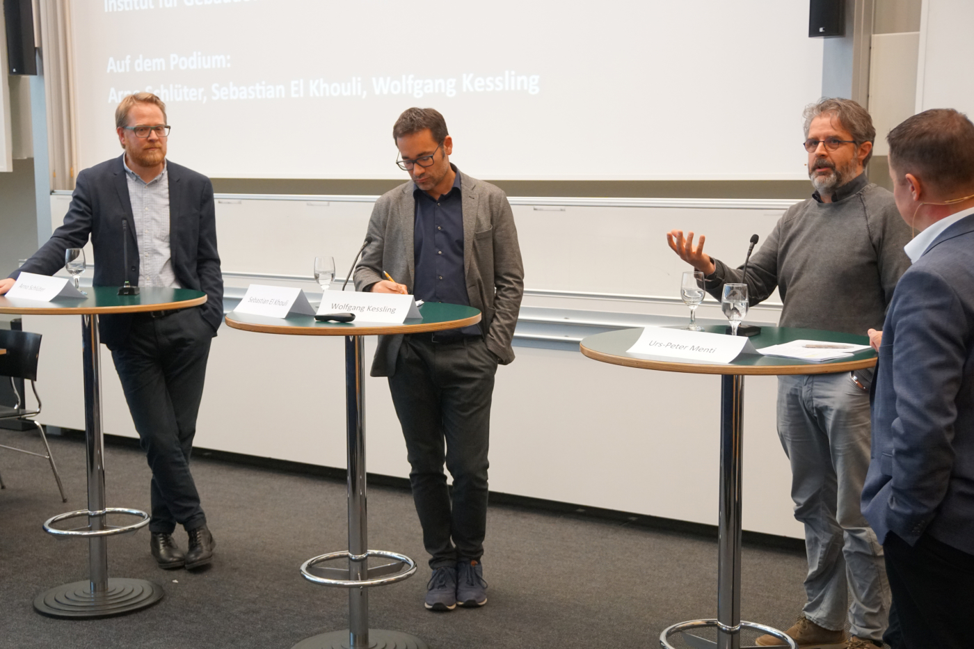 Fotos zu dieser Medienmappe, Den Abschluss bildete das Podium der drei versierten Referenten von Block 2 © Copyright IEU Kommunikation AG| Digitale Medienmappe «Die Schweiz im Klima-Schwitzkasten – Wie bauen und betreiben wir unsere Gebäude in Zukunft?», DIE PLANER