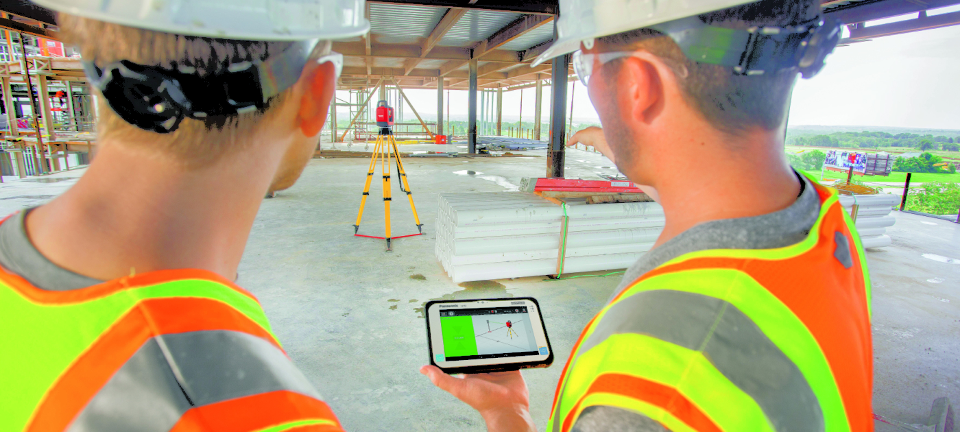 Medienbilder: digitale Anwendungsbeispiele aus der Praxis, Baufachleute arbeiten mit digitalen Werkzeugen:
Digitale Modelle des Gebäudes werden direkt auf der Baustelle eingesetzt und Informationen in Echtzeit vernetzt. © Copyright Hilti Schweiz AG| Digitale Medienmappe «Hochschule Luzern setzt neuen Massstab für die Ausbildung von digitalen Fachleuten im Bauwesen», Hochschule Luzern – Technik & Architektur