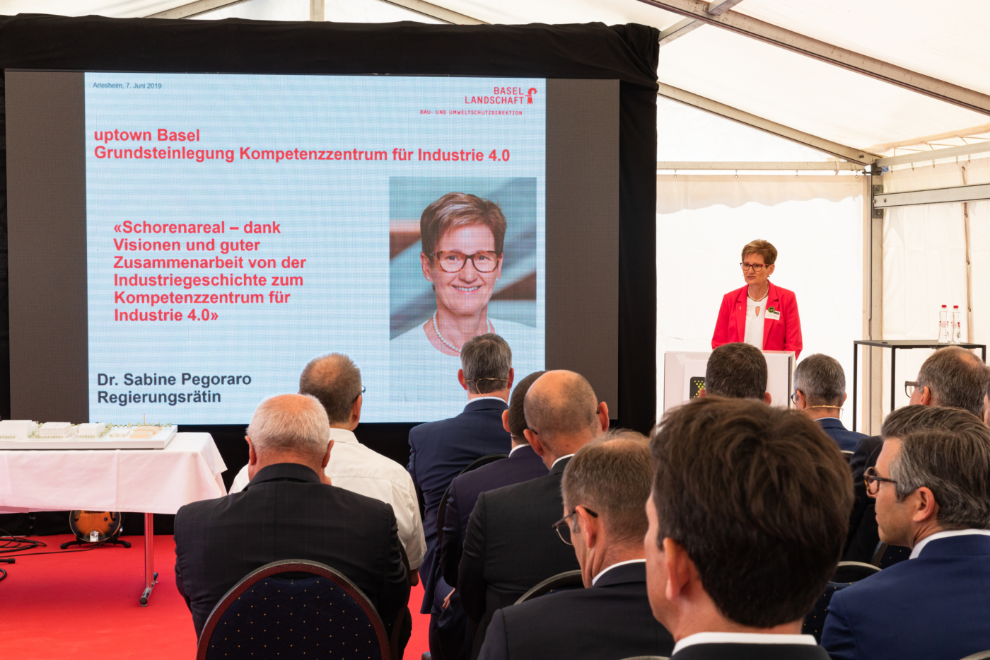 Fotos zu dieser Medienmappe, Regierungsrätin Dr. Sabine Pegoraro würdigt in ihrem Grusswort den Pioniergeist der Investoren. © Copyright Sara Barth, Basel| Digitale Medienmappe «Grundsteinlegung uptownBasel: ein «Quantensprung» für die Industrie», uptownBasel