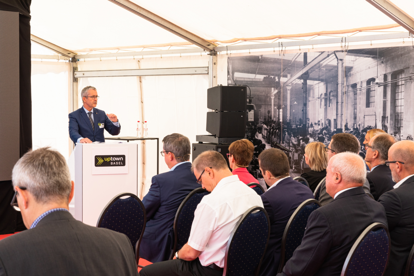 Fotos zu dieser Medienmappe, Regierungsrat Thomas Weber spricht in seiner Kurzansprache von der Bedeutung für den Kanton Baselland. © Copyright Sara Barth, Basel| Digitale Medienmappe «Grundsteinlegung uptownBasel: ein «Quantensprung» für die Industrie», uptownBasel