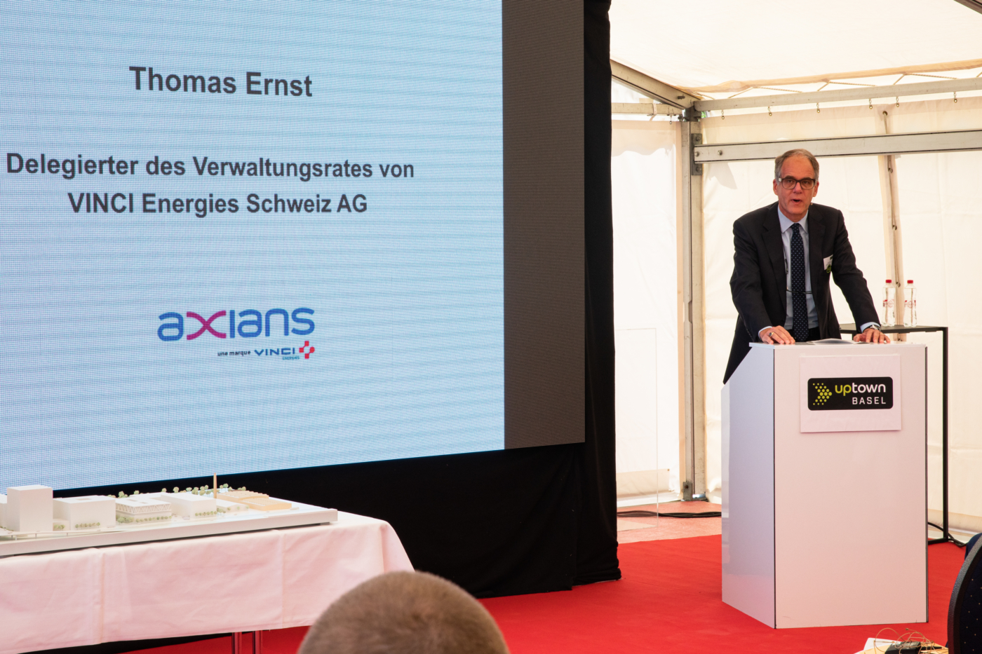 Photos for this media folder, One of the first tenants of the first building will be Axians. Thomas Ernst, CEO and Chairman of VINCI Energies Switzerland AG, presents the future utilisation of the site. © Copyright Sara Barth, Basel| Digitale Medienmappe «Laying the uptownBasel foundation stone: a quantum leap for the industry», uptownBasel