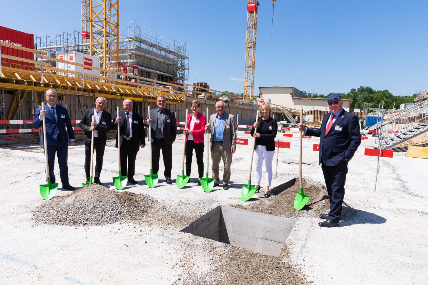 Photos for this media folder, Guests attend the foundation stone laying ceremony (left to right): Thomas Weber, Daniel Bürgin, Karl Gun, Hans-Jörg Fankhauser, Dr Sabine Pegoraro, Hannes Schweizer, Elisabeth Schneider-Schneiter and Dr Thomas Staehelin. © Copyright Sara Barth, Basel| Digitale Medienmappe «Laying the uptownBasel foundation stone: a quantum leap for the industry», uptownBasel