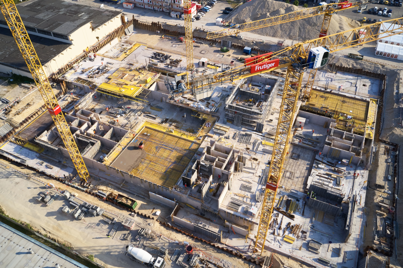 Photos pour ce dossier presse, uptownBasel est actuellement le plus grand chantier du Nord-Ouest de la Suisse. La construction du premier grand bâtiment sur le site a débuté le 28 mars 2019 et les travaux de construction battent déjà leur plein.  © Copyright Bela Böke, arbel gmbh| Digitale Medienmappe «Première pierre de l’uptownBasel: un «saut quantique» pour l’industrie», uptownBasel