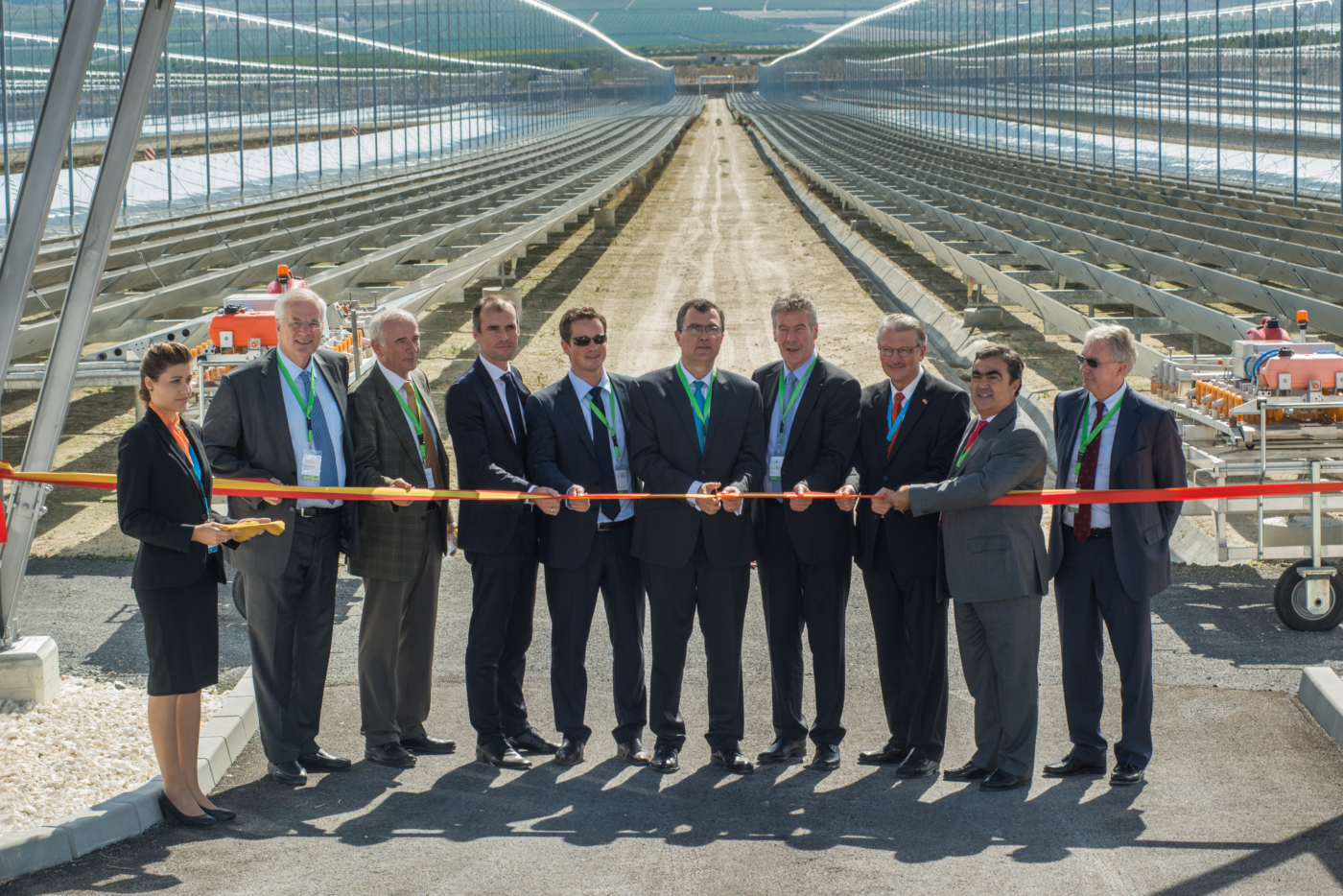 Ribbon-Cut: Walter Steinmann (zweiter von Links) mit Vertretern der regionalen Regierung und Vertretern von Tubo Sol PE2 © Copyright | Digitale Medienmappe «Schweizer Energieversorger eröffnen Solargrosskraftwerk in Spanien», EBL (Genossenschaft Elektra Baselland)