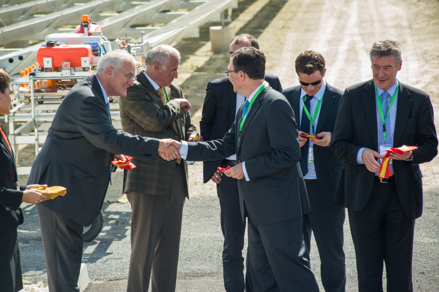 Walter Steinmann, Direktor BFE, gibt José Ballesta Germán, Minister der Autonomen Region Murcia für Universitäten, Gewerbe und Forschung, die Hand © Copyright | Digitale Medienmappe «Schweizer Energieversorger eröffnen Solargrosskraftwerk in Spanien», EBL (Genossenschaft Elektra Baselland)