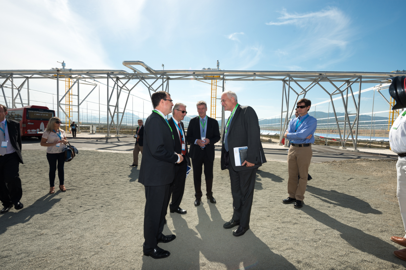 Begrüssung (v.l.n.r.): Ramón Luis Valcárcel, Juan Ricardo Rothe, Urs Steiner, Walter Steinmann © Copyright | Digitale Medienmappe «Schweizer Energieversorger eröffnen Solargrosskraftwerk in Spanien», EBL (Genossenschaft Elektra Baselland)
