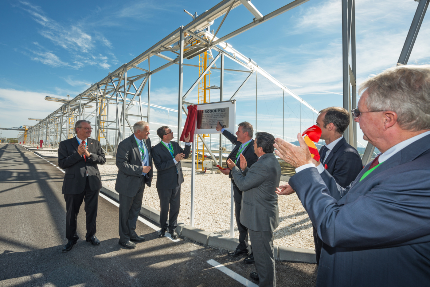 Die Plakette wird enthüllt: darauf stehen die Namen von Ramón Luis Valcárcel und Walter Steinmann © Copyright | Digitale Medienmappe «Schweizer Energieversorger eröffnen Solargrosskraftwerk in Spanien», EBL (Genossenschaft Elektra Baselland)