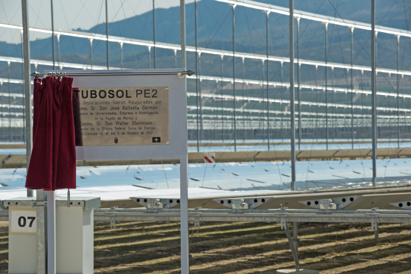 Plakette zur Eröffnung, mit den Namen von Ramón Luis Valcárcel und Walter Steinmann © Copyright | Digitale Medienmappe «Schweizer Energieversorger eröffnen Solargrosskraftwerk in Spanien», EBL (Genossenschaft Elektra Baselland)