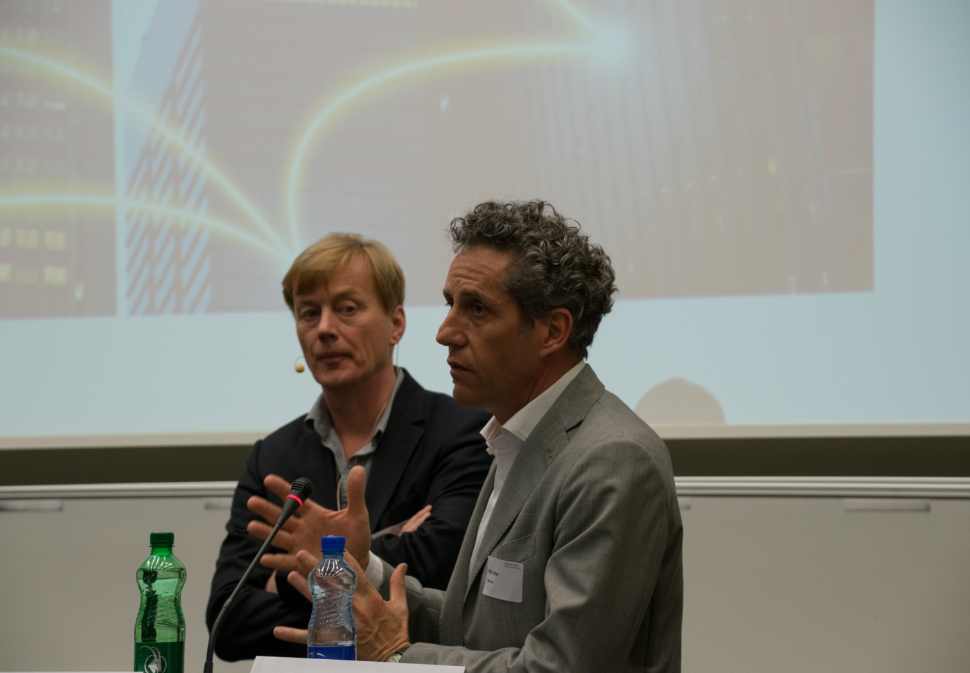 Fotos zu dieser Medienmappe, Volkmar Hovestadt (l.) und Balz Halter diskutierten am Podium, welche Konzepte die Bau-Zukunft prägen werden. © Copyright IEU Kommunikation AG| Digitale Medienmappe «Energieeffizienz und Digitalisierung – Zwei Megatrends treffen aufeinander: Welche Chancen bieten digitales Planen, Bauen und Betreiben der Energiezukunft?», Fachverein Gebäudetechnik und Energie SIA FGE