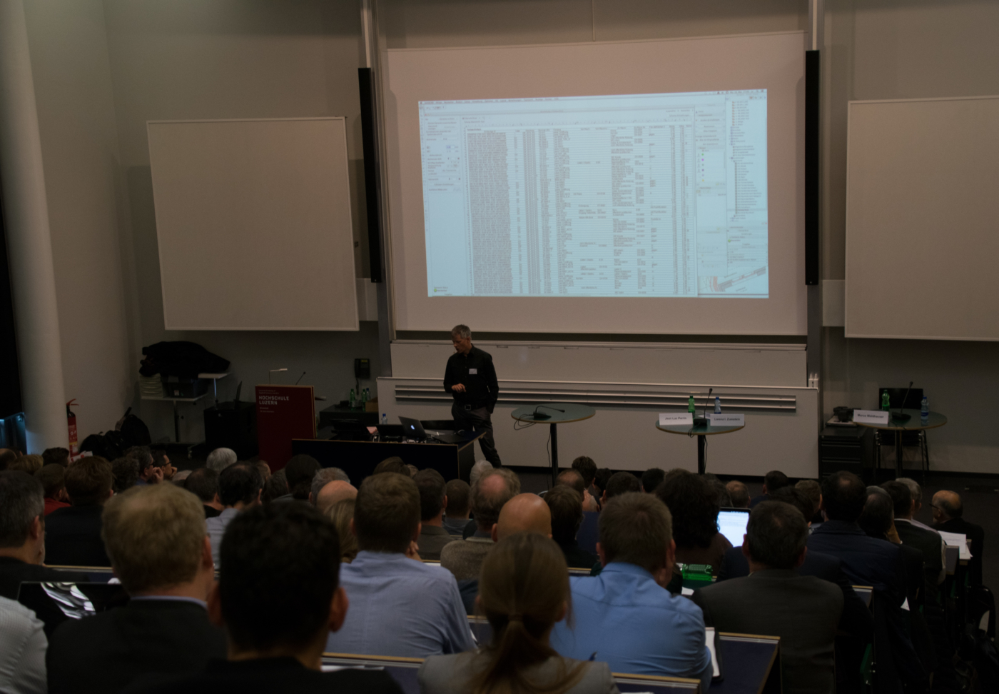 Fotos zu dieser Medienmappe, Architekt Lorenz I. Zumstein bei seinem Referat «Digitalisierung und Energieeffizienz – Chancen oder Risiko für die Architektur». © Copyright IEU Kommunikation AG| Digitale Medienmappe «Energieeffizienz und Digitalisierung – Zwei Megatrends treffen aufeinander: Welche Chancen bieten digitales Planen, Bauen und Betreiben der Energiezukunft?», Fachverein Gebäudetechnik und Energie SIA FGE