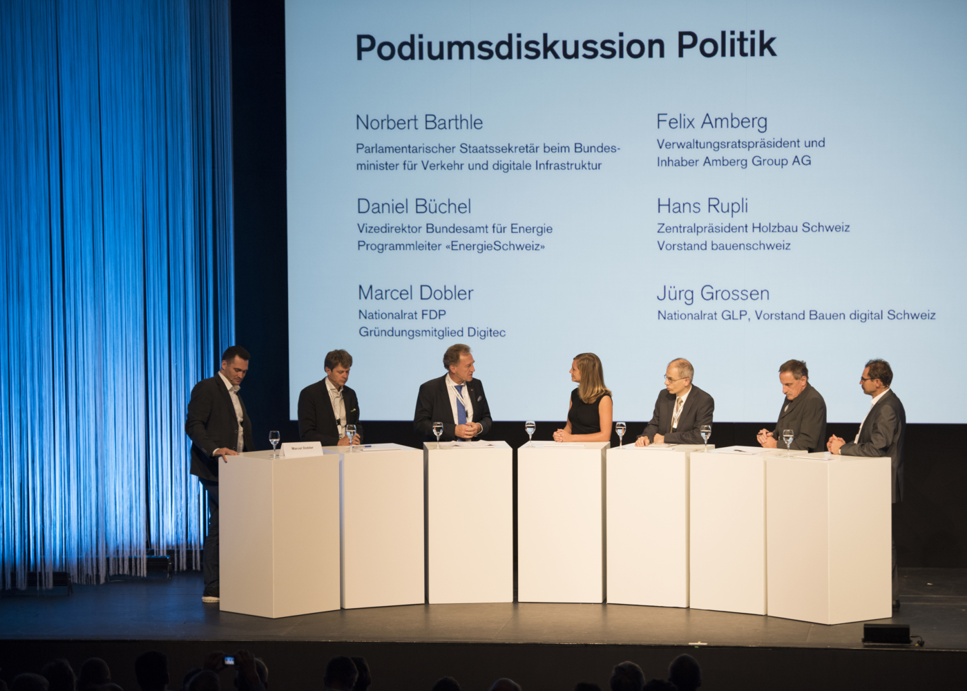 Fotos zu dieser Medienmappe, Podium im Block Politik mit Marcel Dobler (Nationalrat FDP, Gründungsmitglied Digitec), Jürg Grossen (Nationalrat GLP, Vorstand Bauen digital Schweiz), Norbert Barthle (Parlamentarischer Staatssekretär beim Bundesminister für Verkehr und digitale Infrastruktur, DE), Esther Keller (Moderatorin) © Copyright Aissa Tripodi| Digitale Medienmappe «Der Schweizer BIM Kongress ist der neue Treffpunkt der digitalen Bauwirtschaft», Bauen digital Schweiz