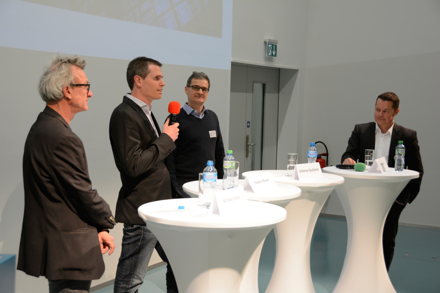 Fotos zu dieser Medienmappe, Frederic Renier, Bereichsleiter Energiecontrolling und Nebenkosten Enastra AG, auf dem Podium (v.l.n.r. Andreas Hofer, Frederic Renier, Dimitrios Gyalistras und Urs-Peter Menti) © Copyright Lea Maria Louzada| Digitale Medienmappe «Performance Gap im Schweizer Gebäudepark: Wie erreichen wir die geplante Energieeffizienz?», Fachverein Gebäudetechnik und Energie SIA FGE