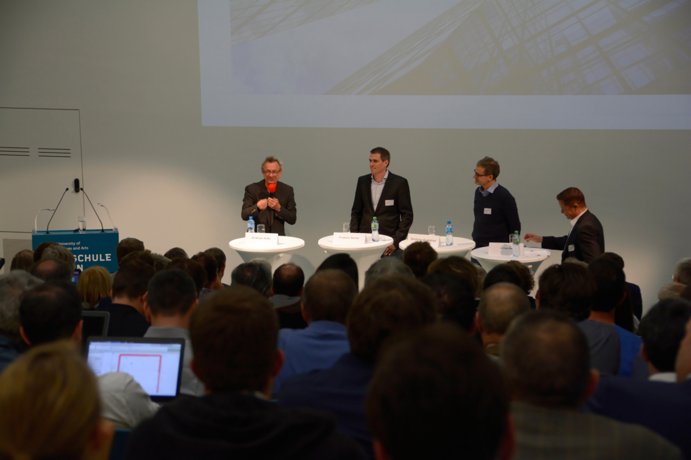 Fotos zu dieser Medienmappe, Andreas Hofer, Mitglied der Geschäftsleitung Baugenossenschaft mehr als wohnen, auf dem Podium (v.l.n.r. Andreas Hofer, Frederic Renier, Dimitrios Gyalistras und Urs-Peter Menti) © Copyright Lea Maria Louzada| Digitale Medienmappe «Performance Gap im Schweizer Gebäudepark: Wie erreichen wir die geplante Energieeffizienz?», Fachverein Gebäudetechnik und Energie SIA FGE