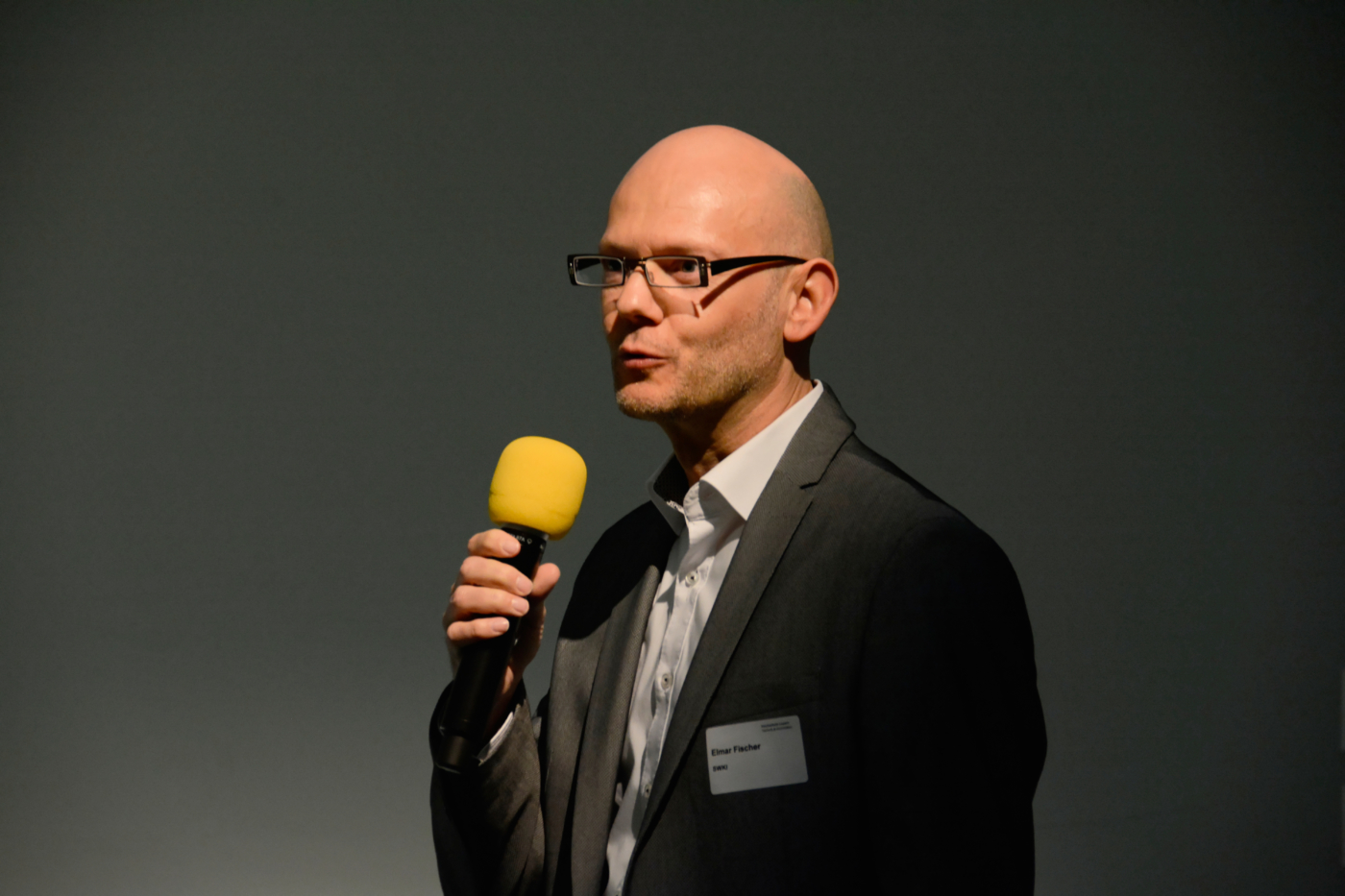 Fotos zu dieser Medienmappe, Elmar Fischer, Präsident SWKI, begrüsste die zahlreichen Teilnehmer. © Copyright Lea Maria Louzada| Digitale Medienmappe «Performance Gap im Schweizer Gebäudepark: Wie erreichen wir die geplante Energieeffizienz?», Fachverein Gebäudetechnik und Energie SIA FGE