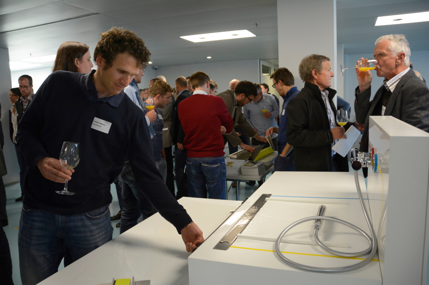 Fotos zu dieser Medienmappe, Das energieeffiziente Duschsystem der Joulia SA stiess auf grosses Interesse. © Copyright Lea Maria Louzada| Digitale Medienmappe «Performance Gap im Schweizer Gebäudepark: Wie erreichen wir die geplante Energieeffizienz?», Fachverein Gebäudetechnik und Energie SIA FGE