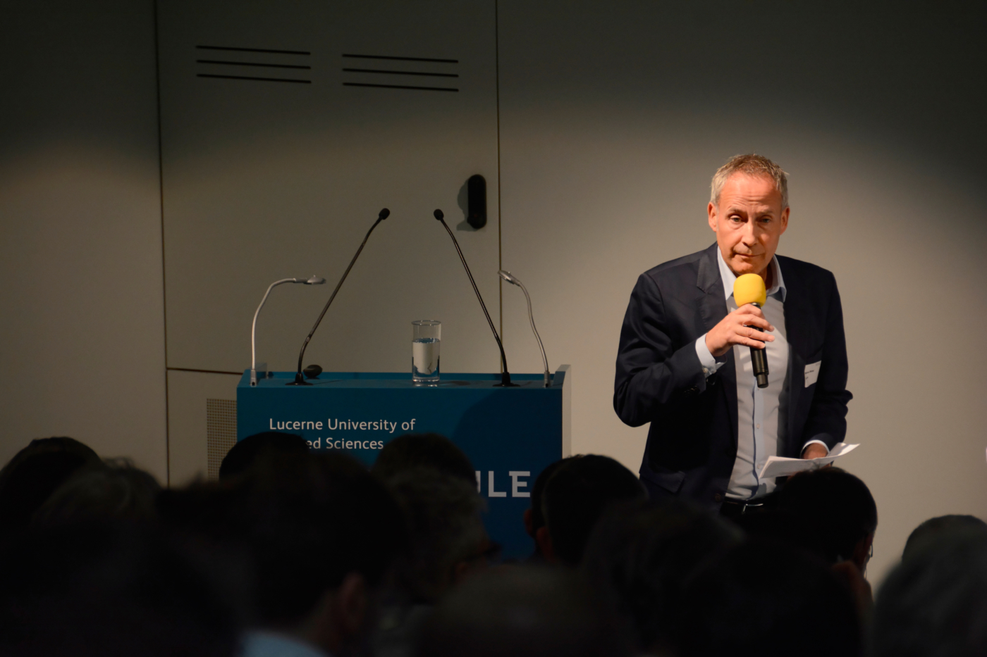 Fotos zu dieser Medienmappe, Markus Weber, Präsident SIA FGE, begrüsste die 180 Teilnehmer. © Copyright Lea Maria Louzada| Digitale Medienmappe «Performance Gap im Schweizer Gebäudepark: Wie erreichen wir die geplante Energieeffizienz?», Fachverein Gebäudetechnik und Energie SIA FGE