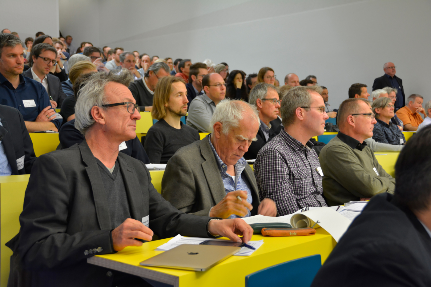 Fotos zu dieser Medienmappe, Trotz traumhaftem Frühlingswetter war der Saal voll. © Copyright Lea Maria Louzada| Digitale Medienmappe «Performance Gap im Schweizer Gebäudepark: Wie erreichen wir die geplante Energieeffizienz?», Fachverein Gebäudetechnik und Energie SIA FGE