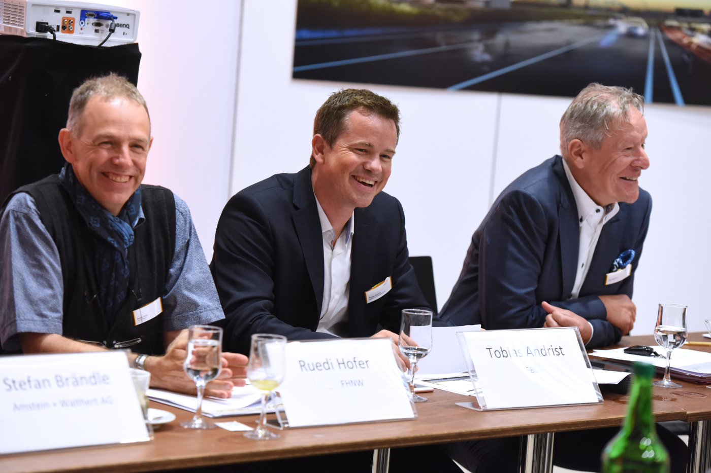 Fotos zu dieser Medienmappe, Ruedi Hofer, Direktor HABG der Fachhochschule Nordwestschweiz, mit Tobias Andrist und Urs Steiner der EBL. © Copyright Pino Covino| Digitale Medienmappe «Swiss E-Mobility Hub: Innovationszentrum mit Europas grösster Ladestation und 100% lokaler erneuerbarer Energie», EBL (Genossenschaft Elektra Baselland)