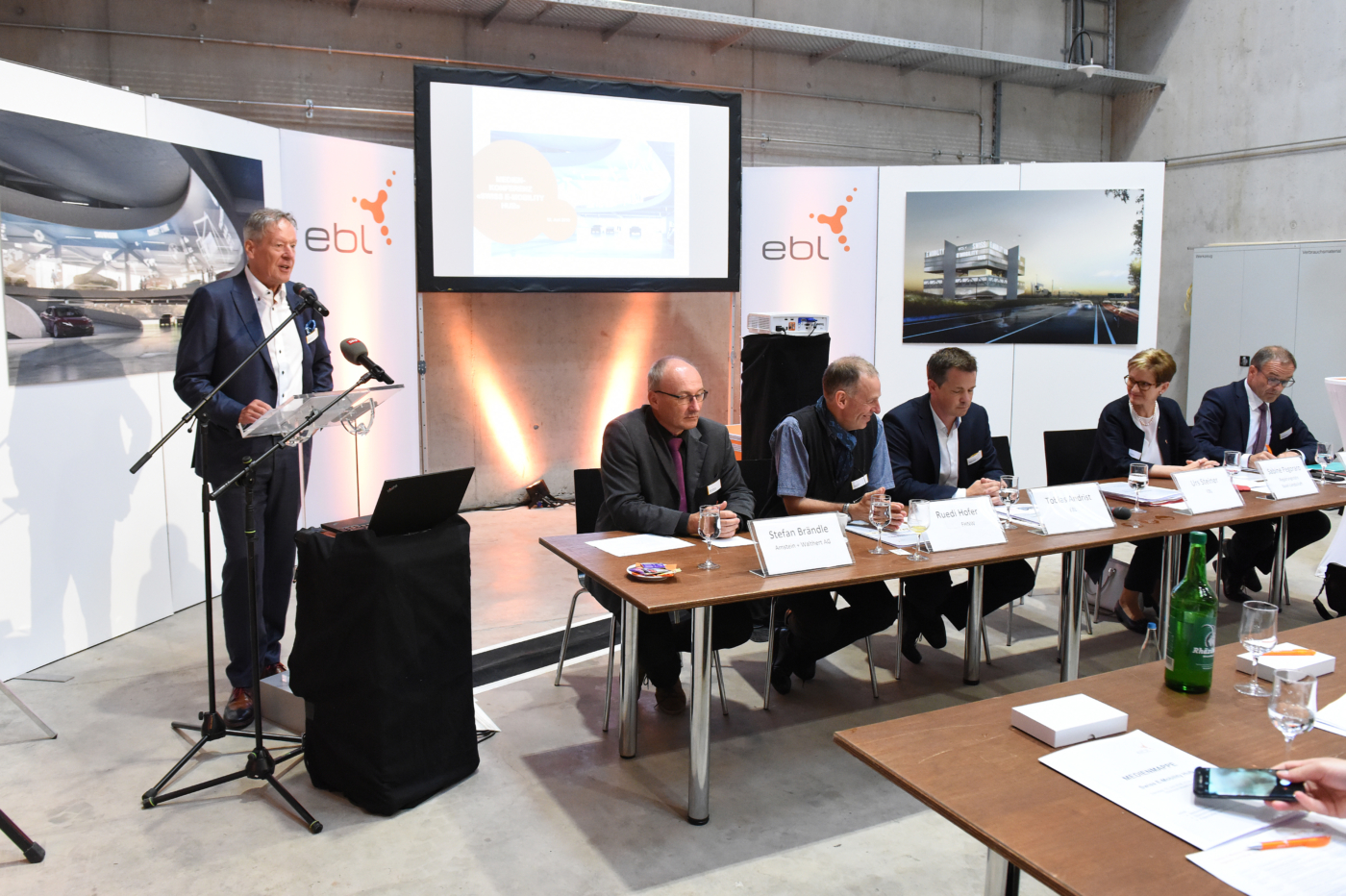 Fotos zu dieser Medienmappe, Urs Steiner, Stefan Brändle, Ruedi Hofer, Tobias Andrist, Sabine Pegoraro und Thomas Kübler informieren zum Projekt. © Copyright Pino Covino| Digitale Medienmappe «Swiss E-Mobility Hub: Innovationszentrum mit Europas grösster Ladestation und 100% lokaler erneuerbarer Energie», EBL (Genossenschaft Elektra Baselland)