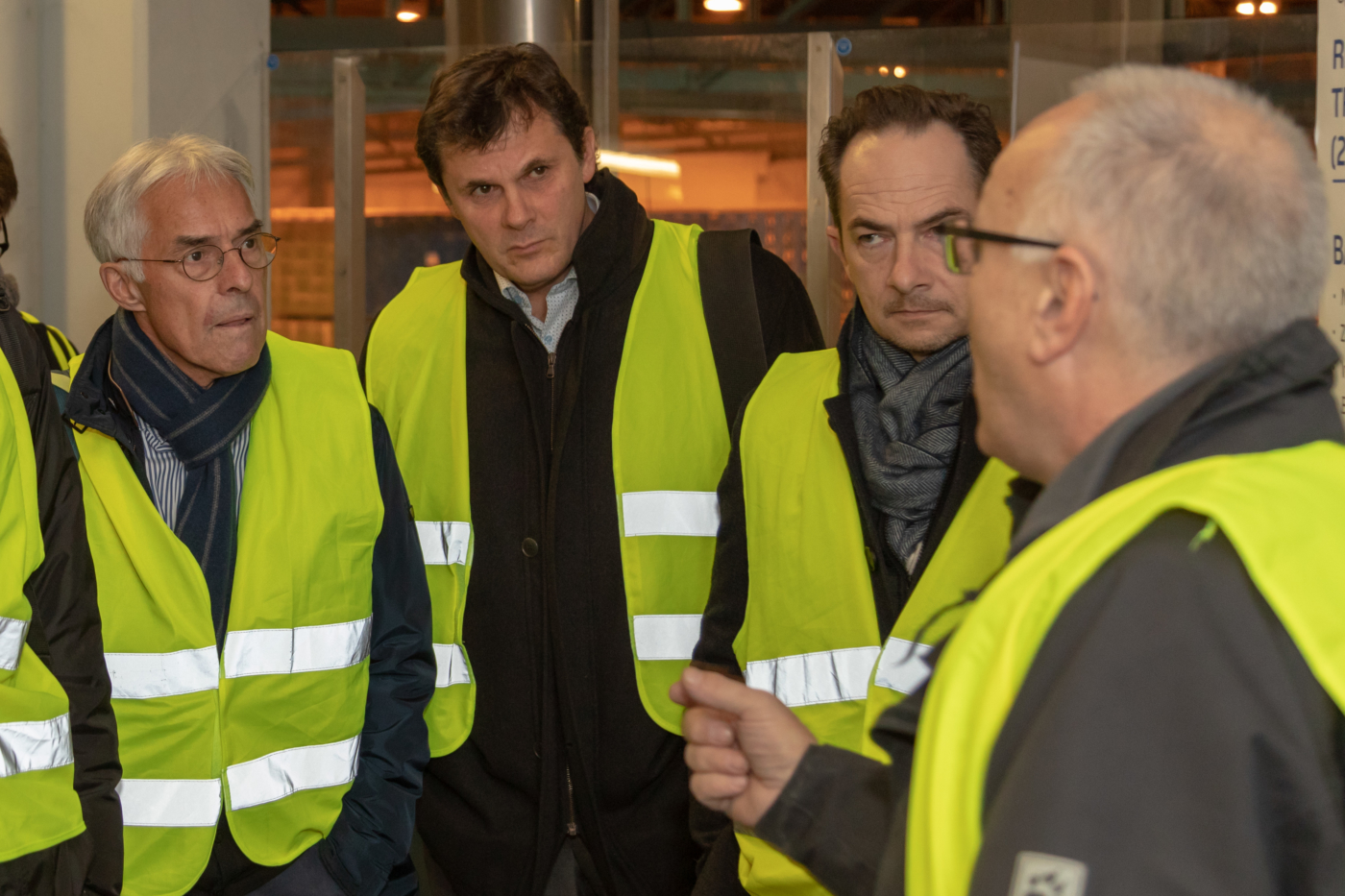 Fotos zu dieser Medienmappe, Die Besucher wurden von Thomas Janssen, Leiter Umwelt & Technik, durch die Anlagen von Feldschlösschen geführt. © Copyright Feldschlösschen| Digitale Medienmappe «Feldschlösschen schaut in eine nachhaltige Zukunft», Feldschlösschen Getränke AG