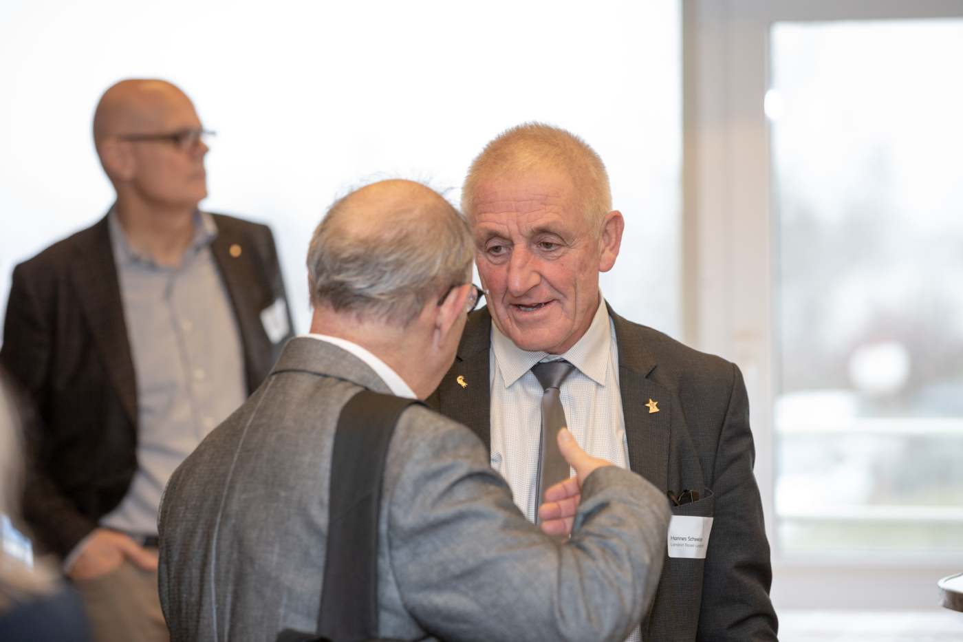 Fotos zu dieser Medienmappe, Hannes Schweizer, Landratspräsident Kanton Basel-Landschaft, in der Diskussion. © Copyright Feldschlösschen| Digitale Medienmappe «Feldschlösschen schaut in eine nachhaltige Zukunft», Feldschlösschen Getränke AG
