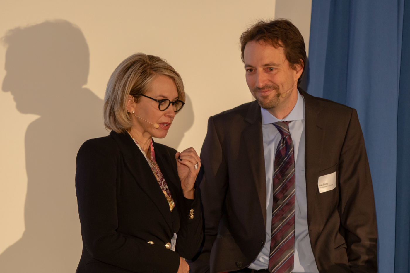 Fotos zu dieser Medienmappe, Kurt Bisang vom Bundesamt für Energie im Gespräch mit der Moderatorin Christine Maier. © Copyright Feldschlösschen| Digitale Medienmappe «Feldschlösschen schaut in eine nachhaltige Zukunft», Feldschlösschen Getränke AG