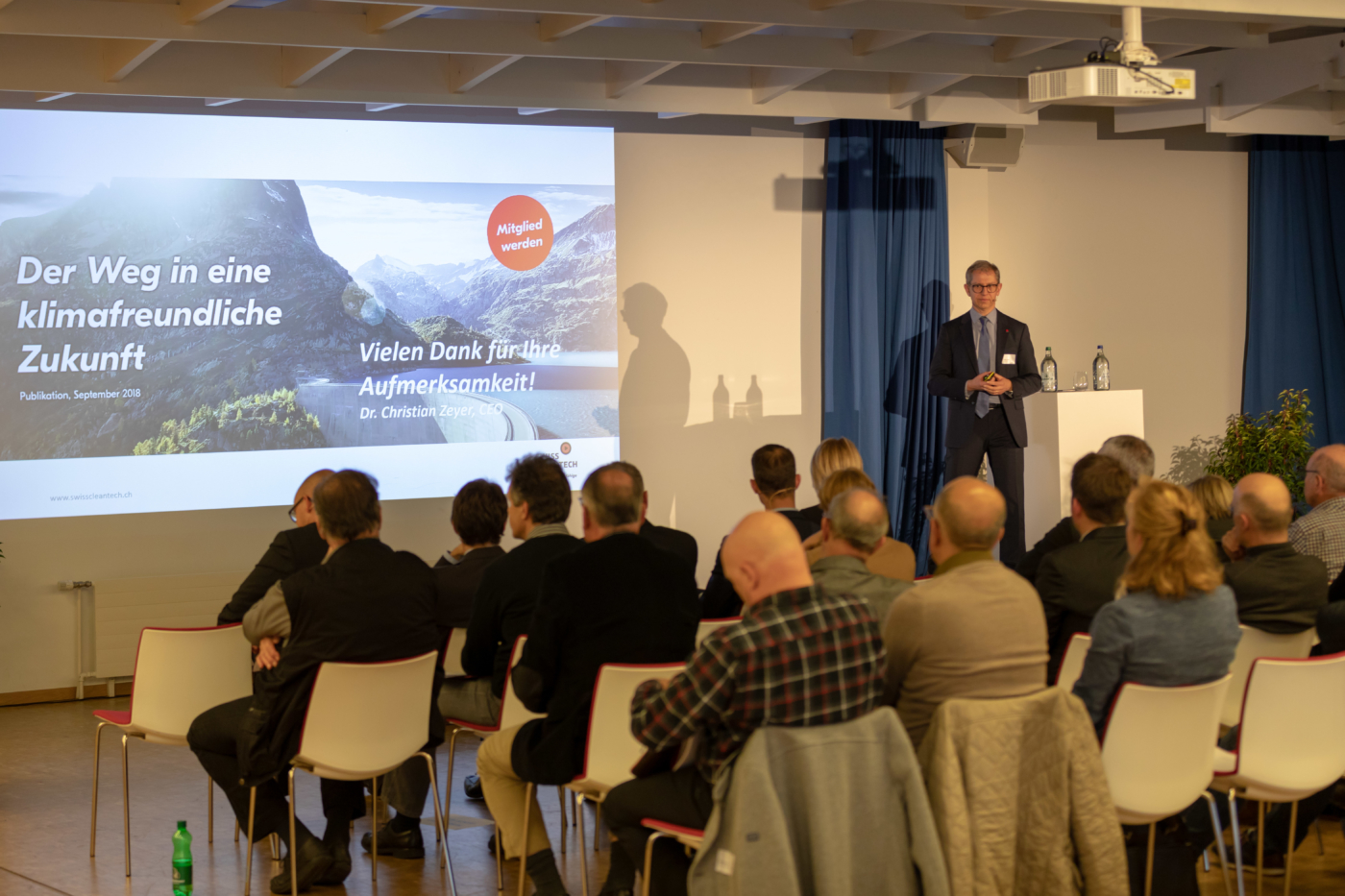 Fotos zu dieser Medienmappe, Christian Zeyer, Geschäftsführer swisscleantech, legte seine Vision für die Schweizer Energiezukunft dar. © Copyright Feldschlösschen| Digitale Medienmappe «Feldschlösschen schaut in eine nachhaltige Zukunft», Feldschlösschen Getränke AG