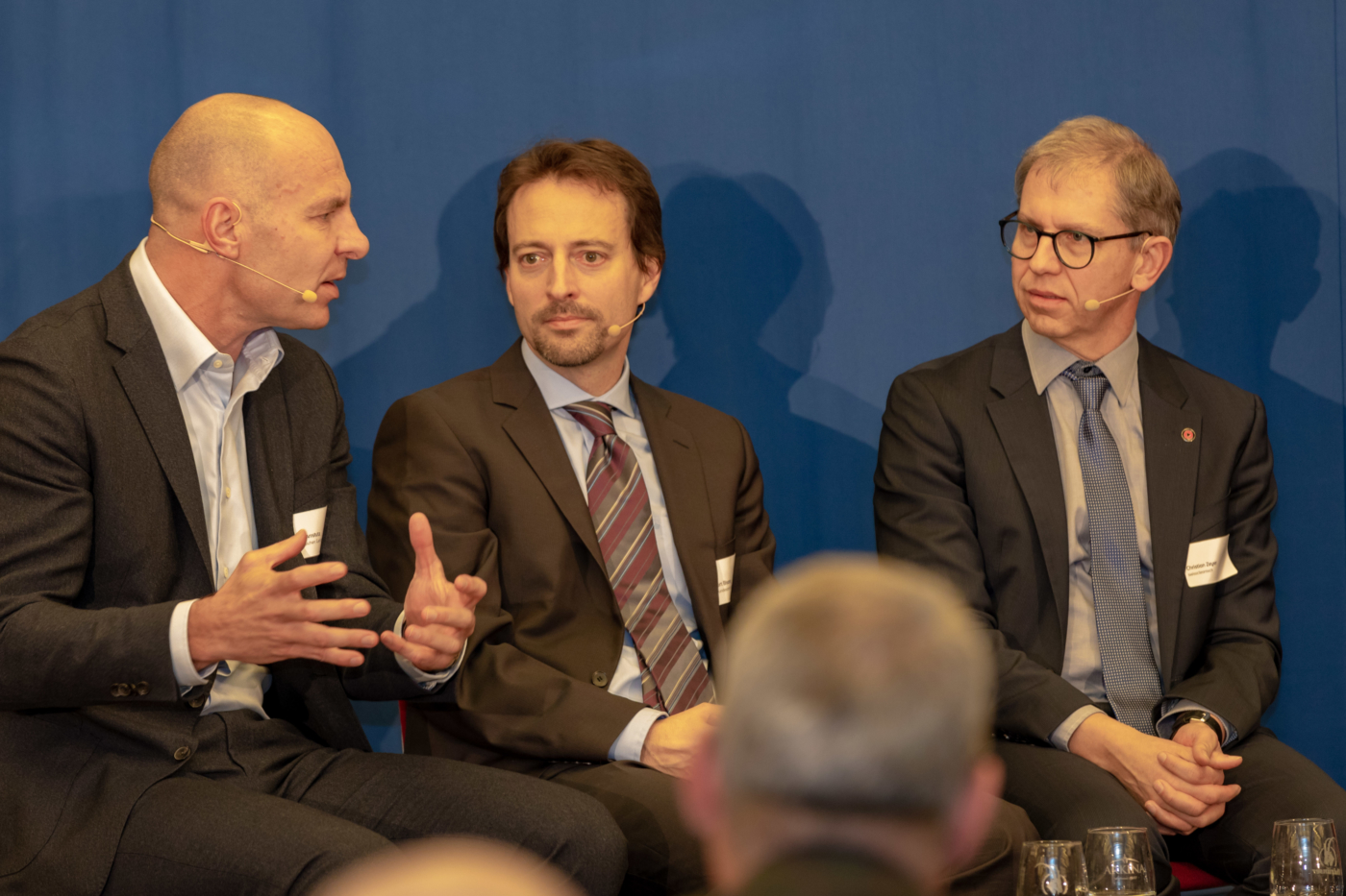 Fotos zu dieser Medienmappe, Auf dem Podium: Thomas Amstutz, CEO Feldschlösschen, Kurt Bisang vom Bundesamt für Energie und Christian Zeyer, Geschäftsführer swisscleantech. © Copyright Feldschlösschen| Digitale Medienmappe «Feldschlösschen schaut in eine nachhaltige Zukunft», Feldschlösschen Getränke AG