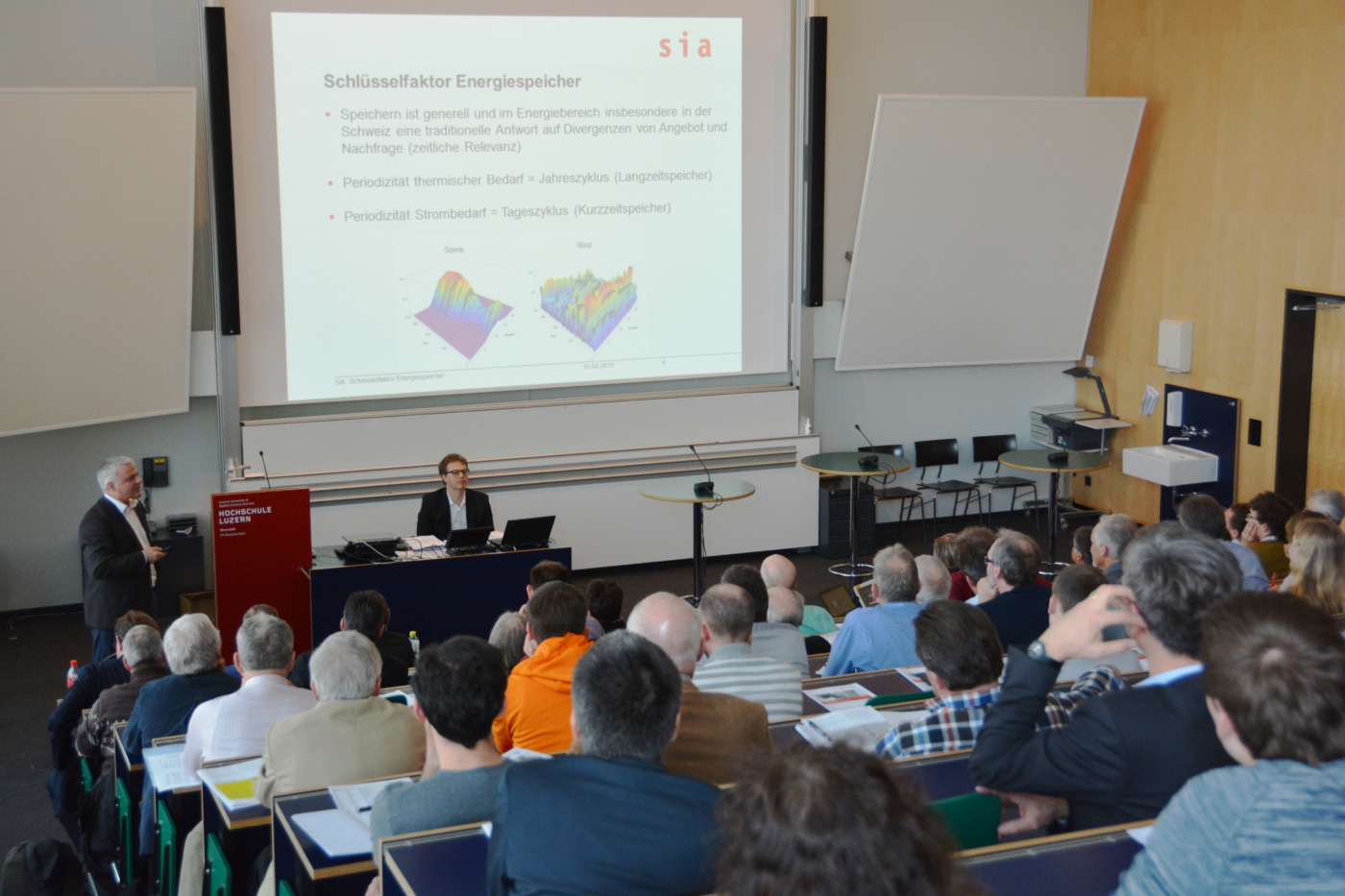 Fotos zu dieser Medienmappe, Adrian Altenburger, Präsident SIA-Fachrat Energie, während seinem Imputreferat © Copyright IEU Kommunikation AG| Digitale Medienmappe «Gebäudepark Schweiz als Energiespeicher: Wie lässt sich das grosse Potential sinnvoll nutzen?», Fachverein Gebäudetechnik und Energie SIA FGE