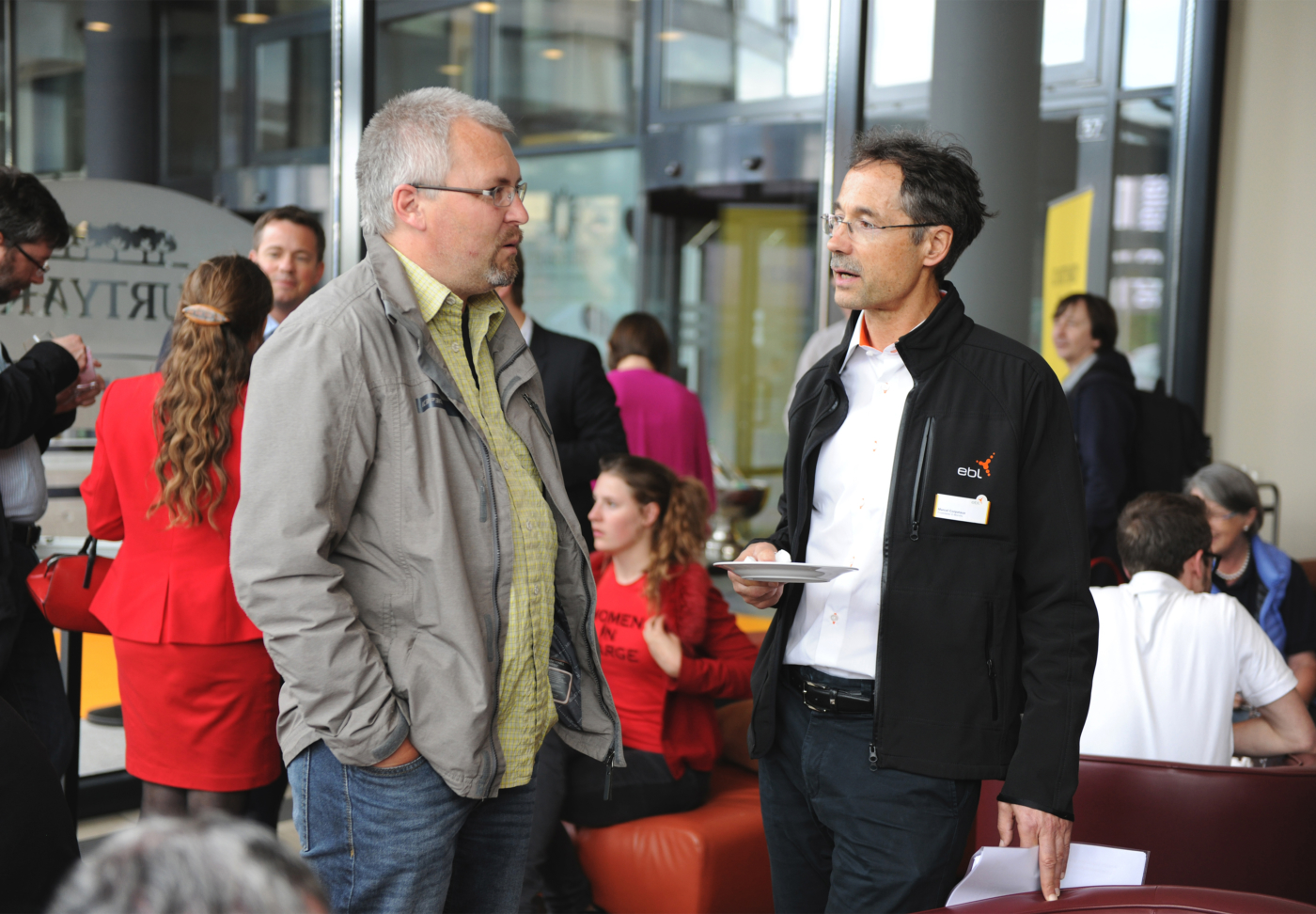 Fotos zu dieser Medienmappe, Marcel Corpataux, Projektleiter Elektromobilität EBL (rechts), im Gespräch beim Apéro. © Copyright Pino Covino| Digitale Medienmappe «145 Prozent mehr Elektrofahrzeuge in einem Jahr», EBL (Genossenschaft Elektra Baselland)